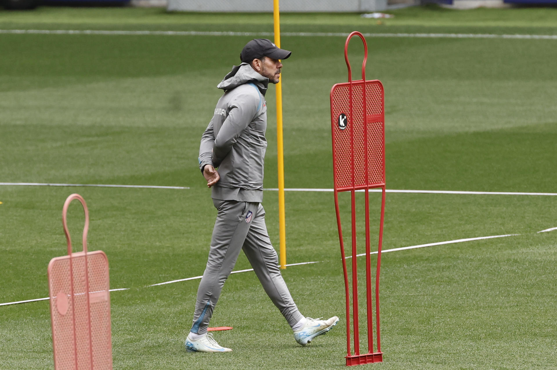 Simeone, durante el entrenamiento de este domingo. EFE/ Juan Carlos Hidalgo
