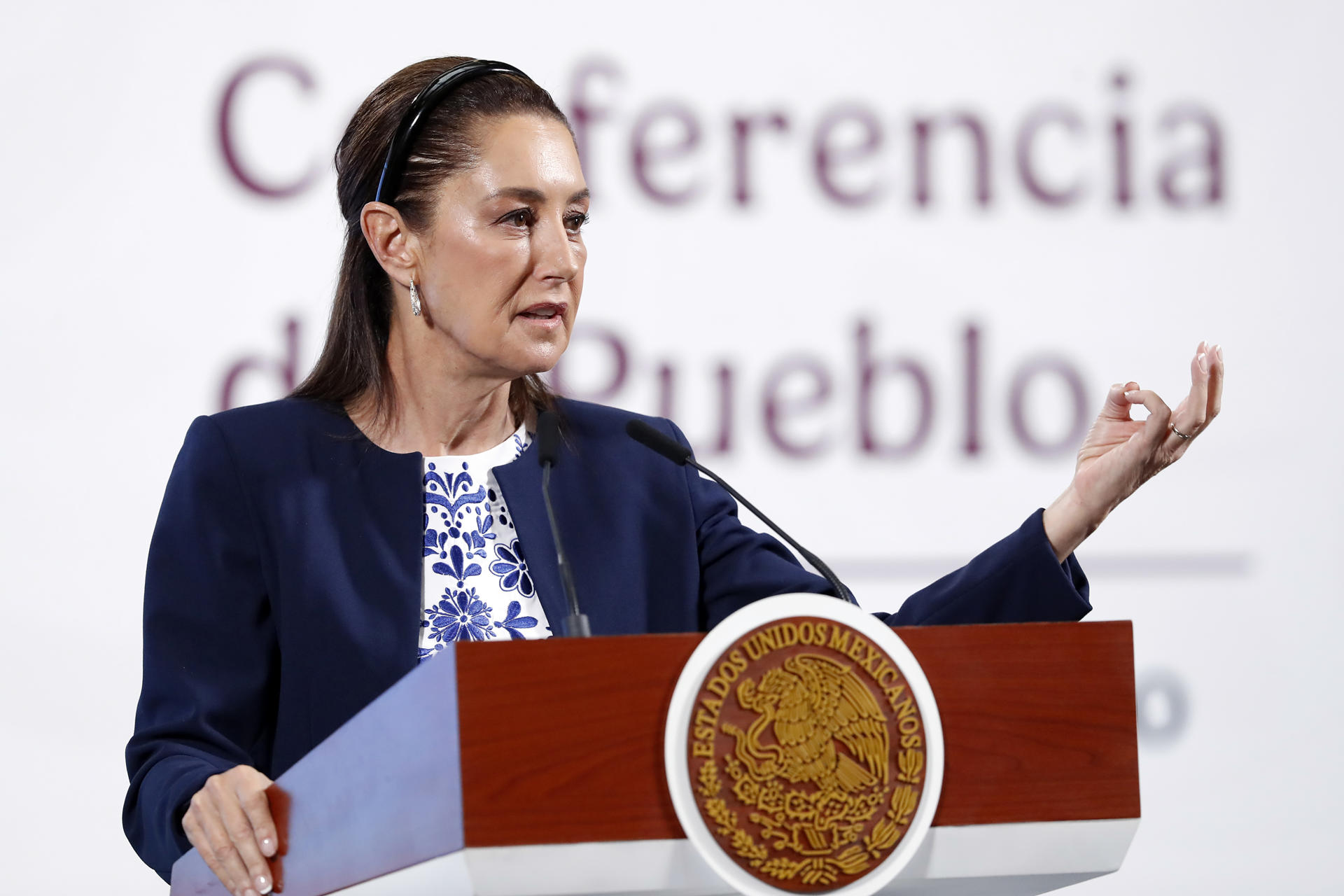 La presidenta de México Claudia Sheinbaum, habla durante una rueda de prensa este lunes, en el Palacio Nacional de la Ciudad de México (México). EFE/ Mario Guzmán