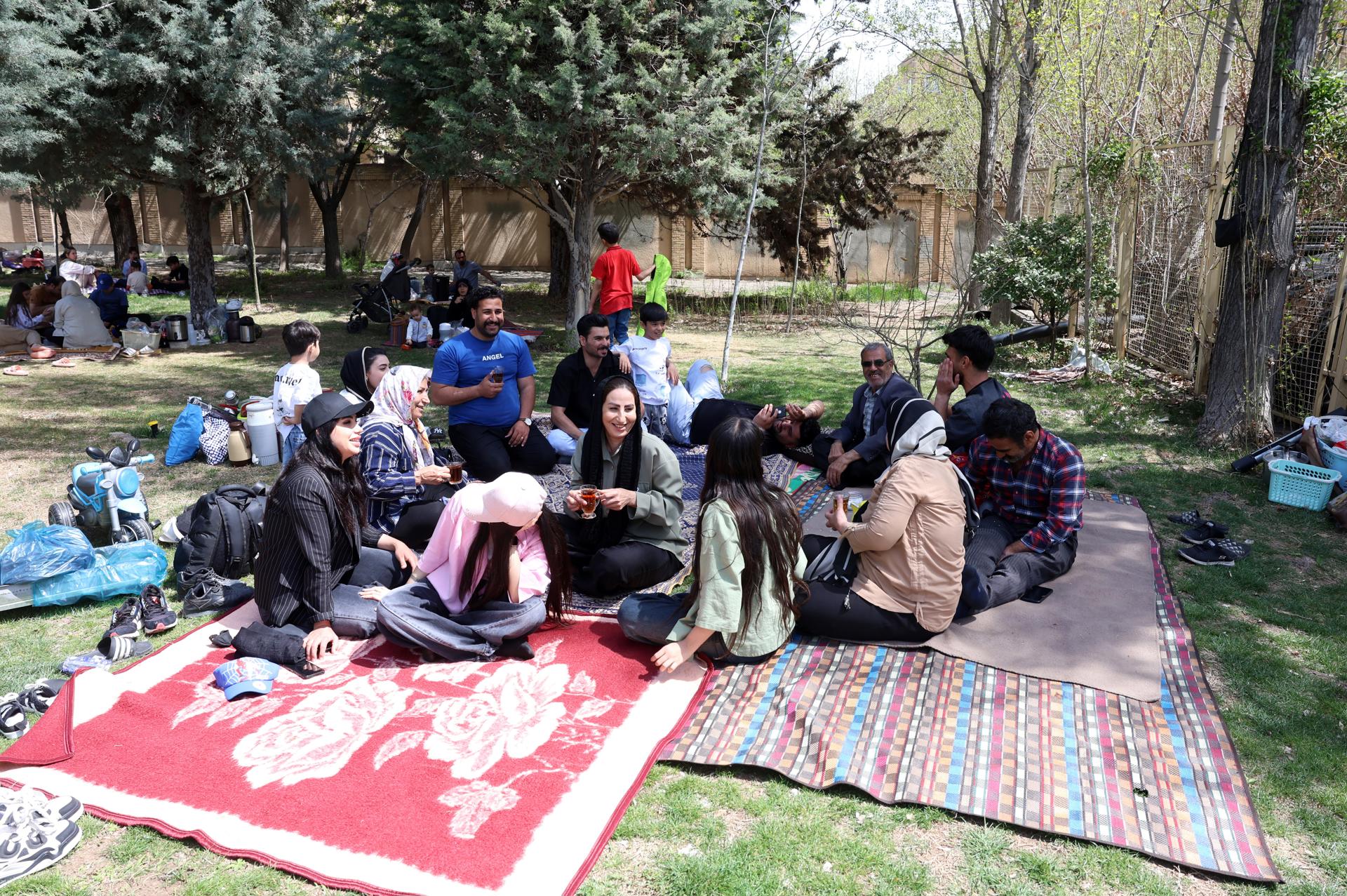 Los iraníes celebran el Día de la Naturaleza de Irán llamado 'Sizdah be Dar', el décimo tercer día de Nowruz (Año Nuevo persa), en un parque en Teherán, Irán, 02 de abril de 2025. Los iraníes pasan el día de Sizdah Bedar al aire libre y dan la bienvenida a la primavera en el decimotercer día del nuevo año, que comienza el 20 de marzo. (Teherán) EFE/EPA/ABEDIN TAHERKENAREH