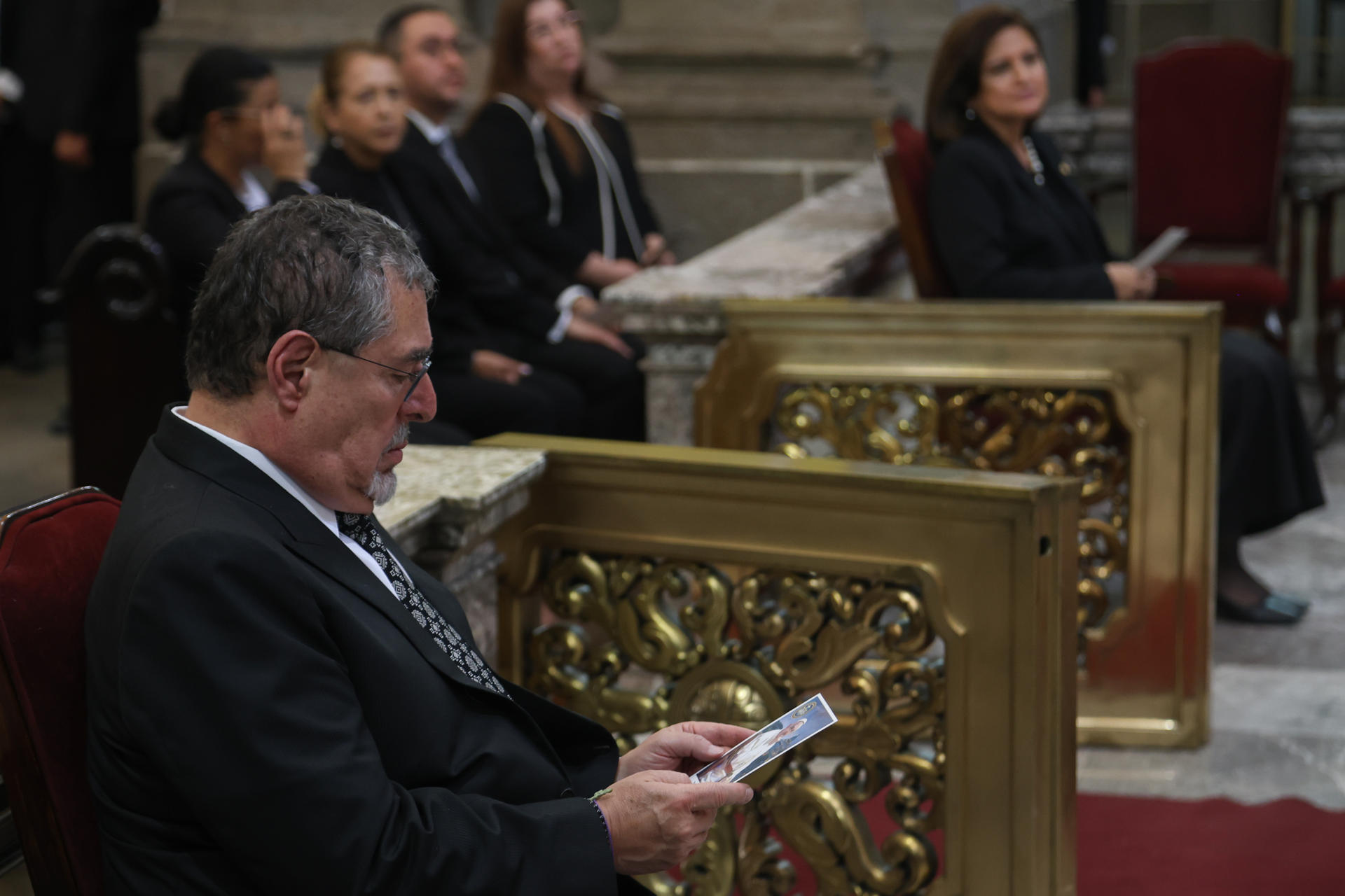 El presidente de Guatemala, Bernardo Arevalo de León (i), asiste a una eucaristía por el papa Francisco este viernes, en la Catedral Metropolitana en Ciudad de Guatemala (Guatemala). EFE/ Mariano Macz