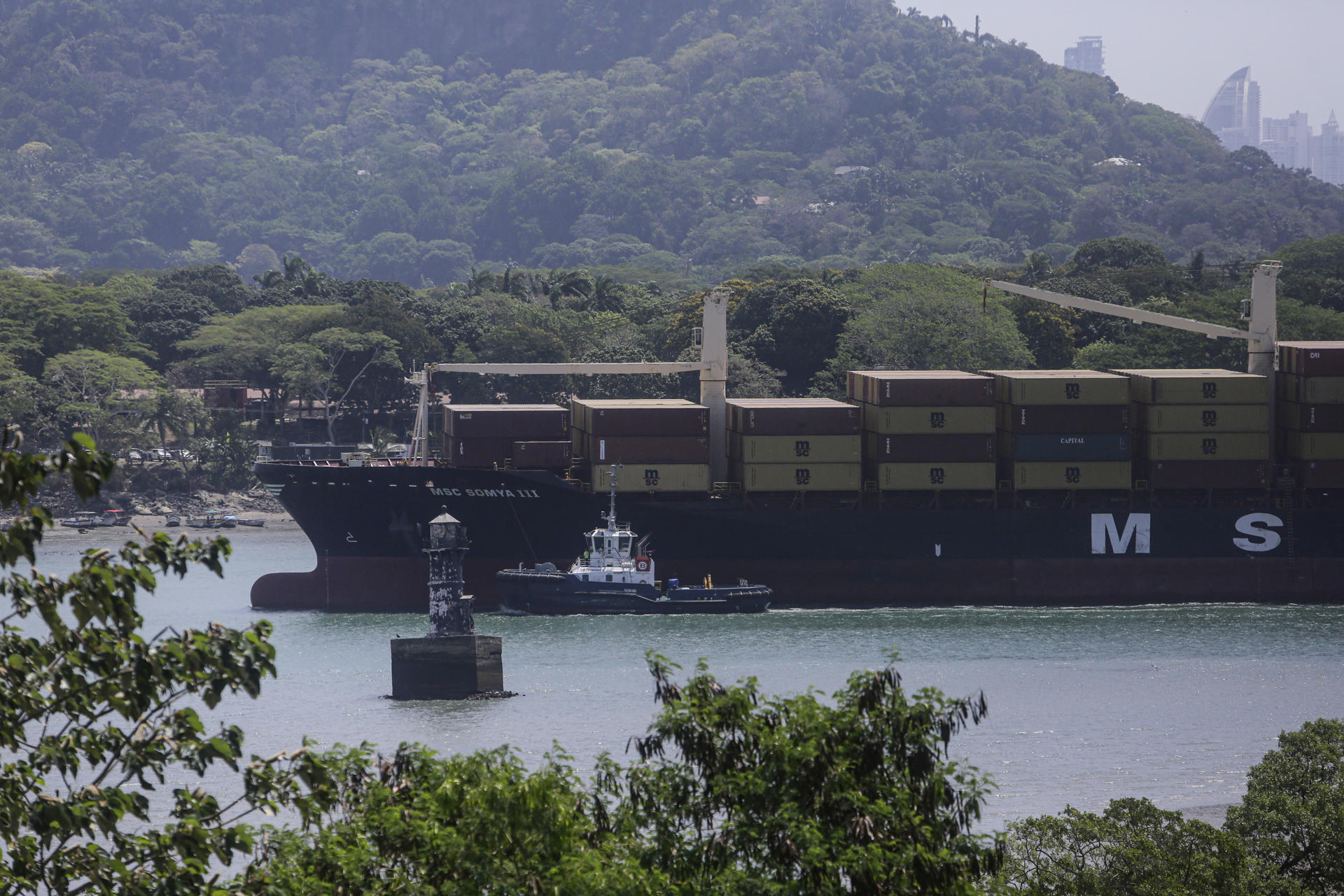 Un buque carguero transita por el Canal de Panamá este martes, en Ciudad de Panamá (Panamá). EFE/ Carlos Lemos