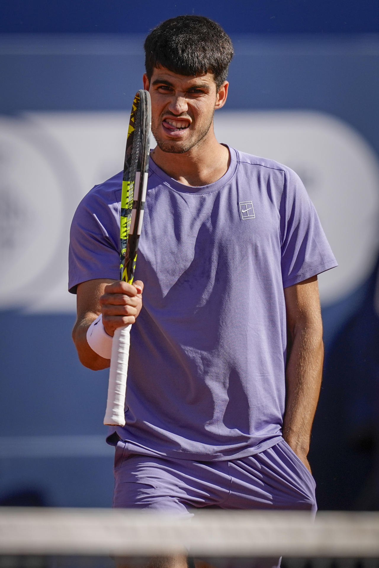 El tenista español Carlos Alcaraz durante en el partido de semifinales del Barcelona Open Banc Sabadell-Trofeo Conde de Godó disputado ante el francés Arthur Fils, este sábado en Barcelona. EFE/Enric Fontcuberta