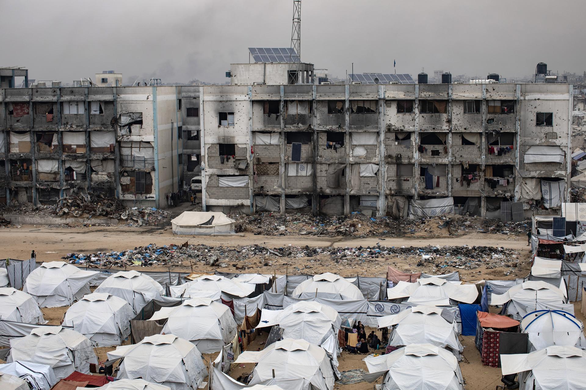 Un campamento para palestinos desplazados internos, que fue establecido por la Fundación HHO en el campo de refugiados de Jabalia, en el norte de la Franja de Gaza, 08 de abril de 2025. 
EFE/EPA/HAITHAM IMAD