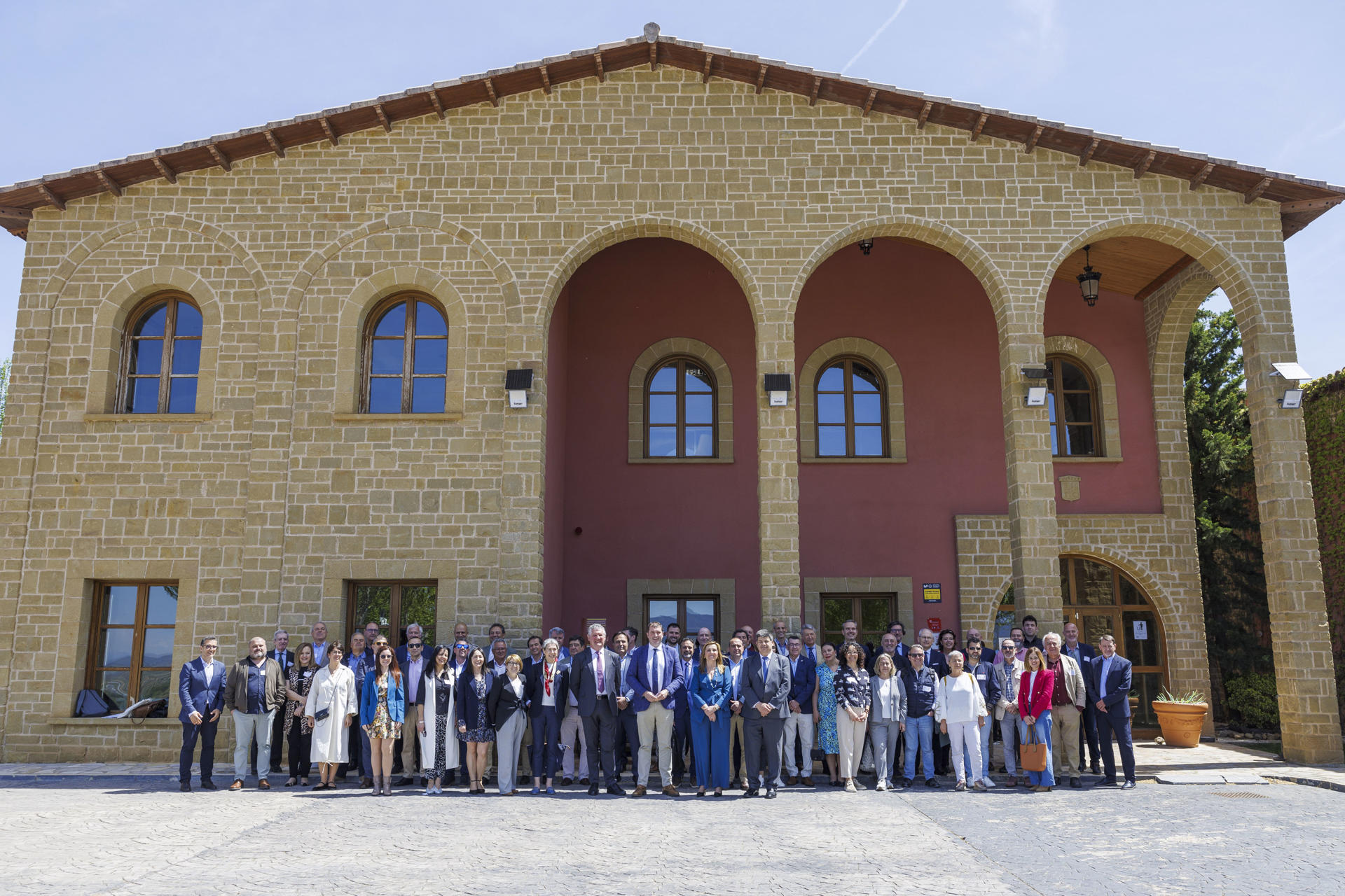 Fotografía de familia de los máximos responsables de las 57 denominaciones de origen españolas que se han reunido en la Denominación de Origen Cariñena para celebrar la XXXV Asamblea General de la Conferencia Española de Consejos Reguladores Vitivinícolas (CECRV). EFE/Javier Cebollada