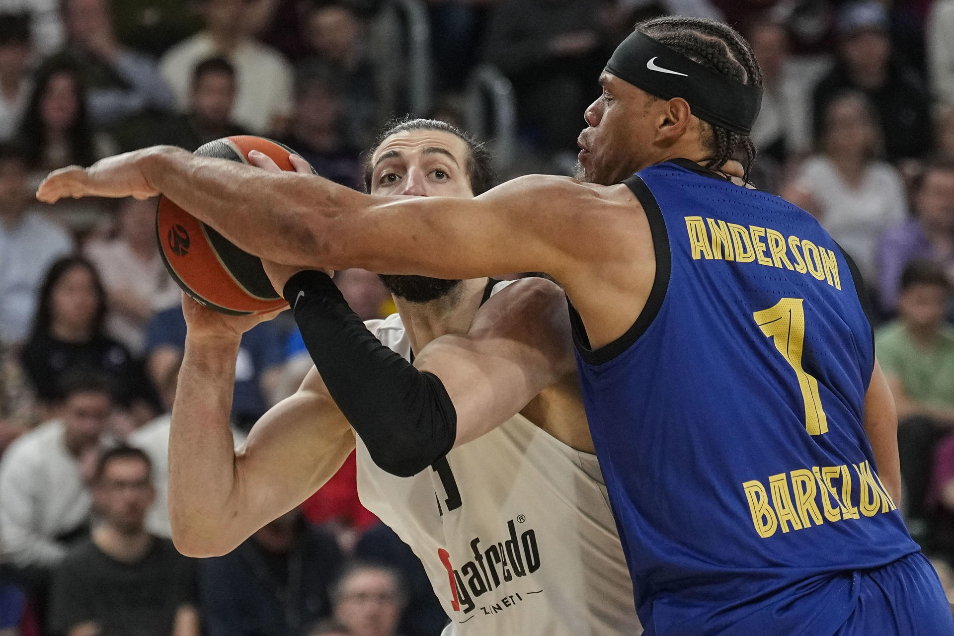 El alero estadounidense del Barça Justin Anderson (d) en acción ante el alero del Virtus Segafredo Tornike Shengelia, durante el partido correspondiente a la fase regular de la Euroliga de baloncesto, entre el Barça y el Virtus Segafredo Bolonia, celebrado este viernes, en Barcelona. EFE/ Enric Fontcuberta