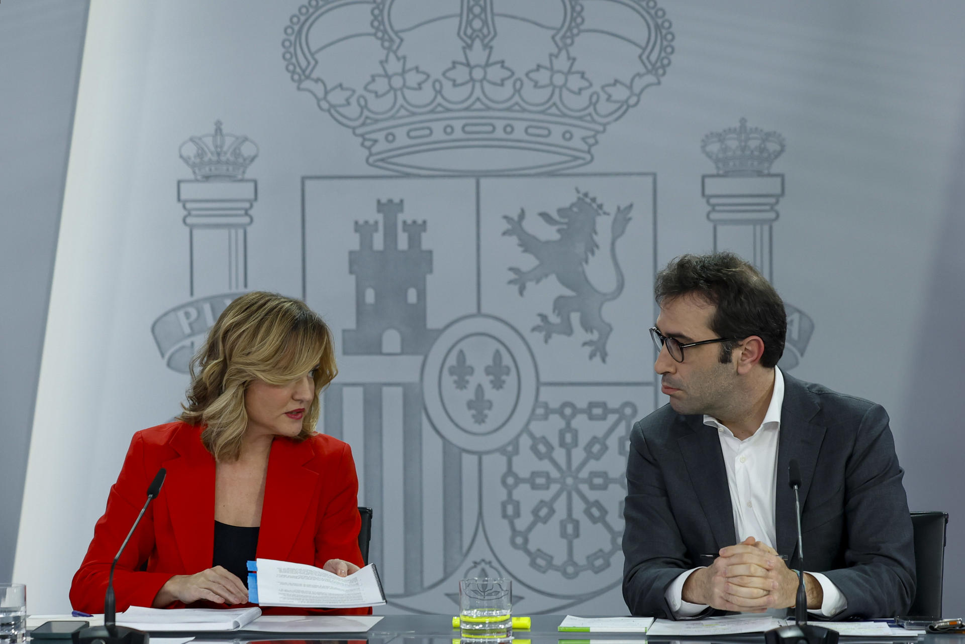 La ministra de Educación, Pilar Alegría (i) y el ministro de Economía, Carlos Cuerpo (d) tras el Consejo de Ministros la semana de pasada en La Moncloa, Madrid. EFE/ Mariscal