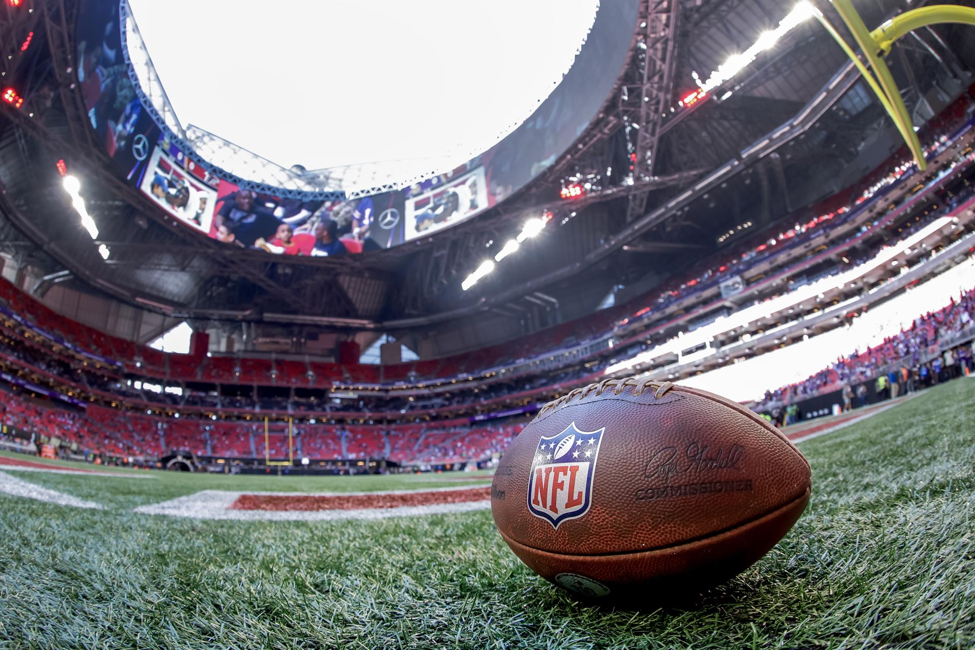 Pelota de fútbol americano en el campo antes de un partido en el Mercedes-Benz Stadium en Atlanta. EFE/ERIK S. LESSER