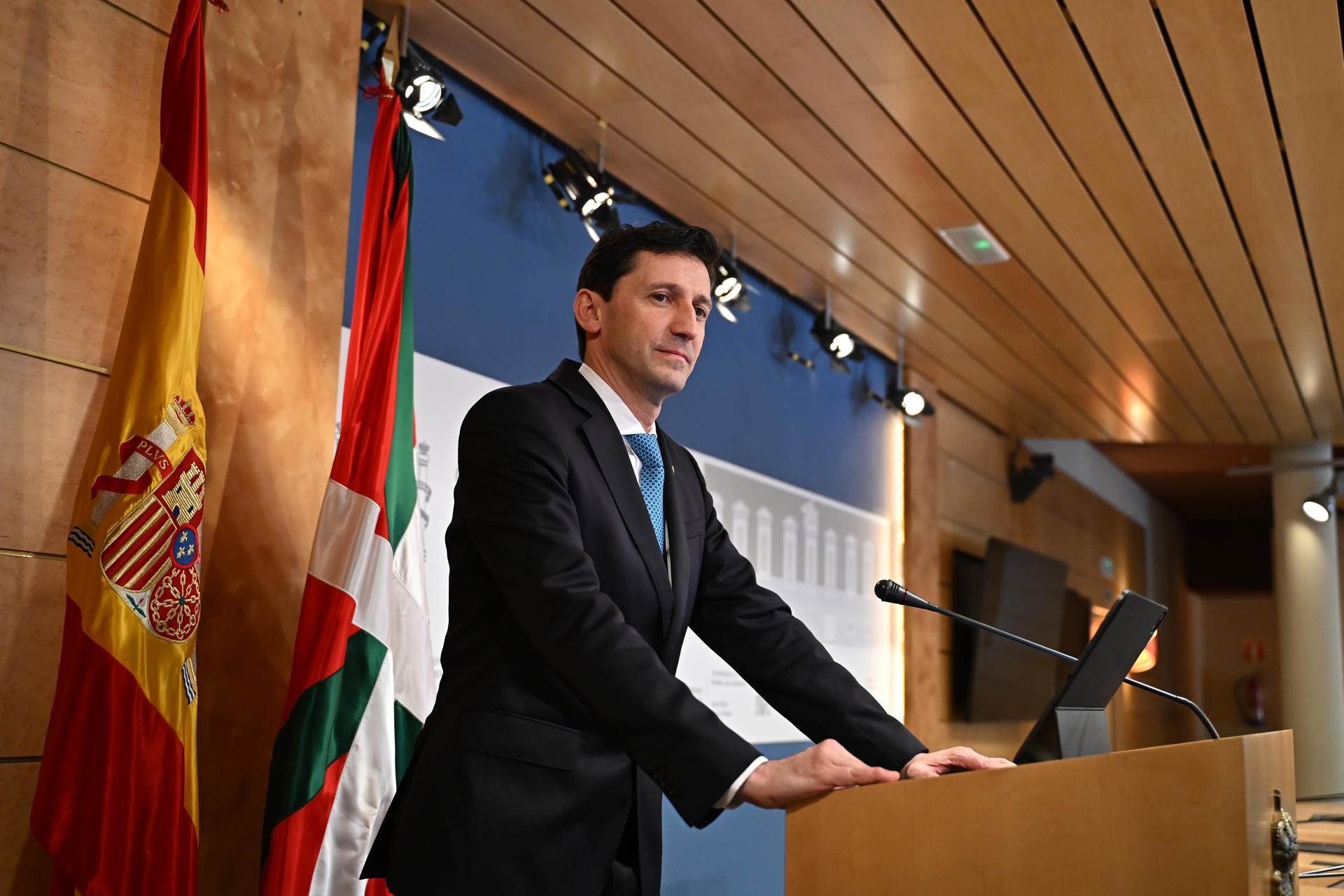 Imagen reciente del consejero de Hacienda y Finanzas del Gobierno Vasco, Noël d'Anjou, tras intervenir en la reunión mixta entre la Administración del Estado y el País Vasco antes de que el Congreso votara el proyecto de ley para actualizar el Concierto Económico. EFE/ Fernando Villar