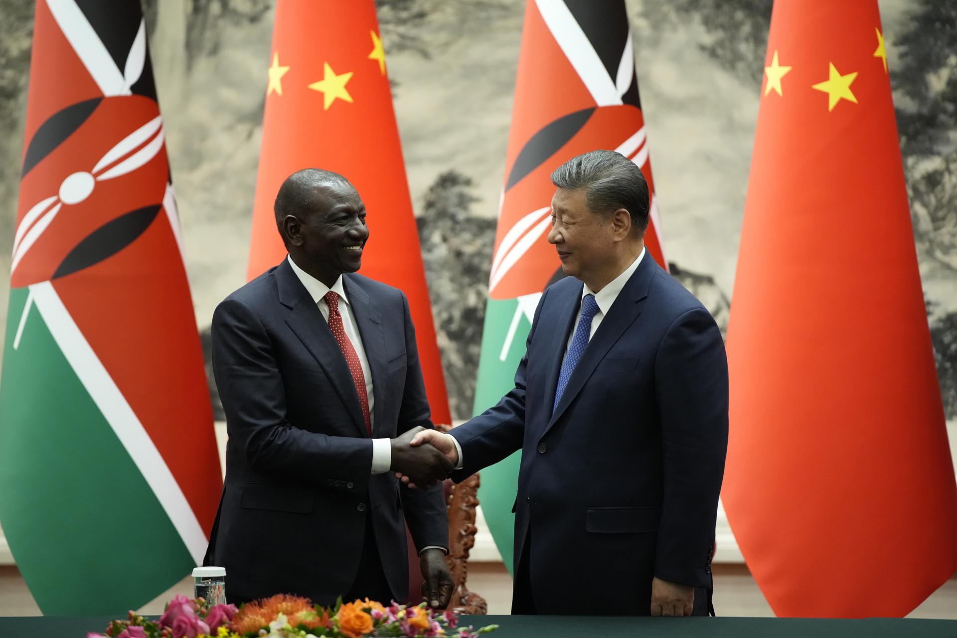 El presidente chino, Xi Jinping, y el presidente keniano, William Ruto, este jueves en Pekín. EFE/EPA/IORI SAGISAWA / POOL