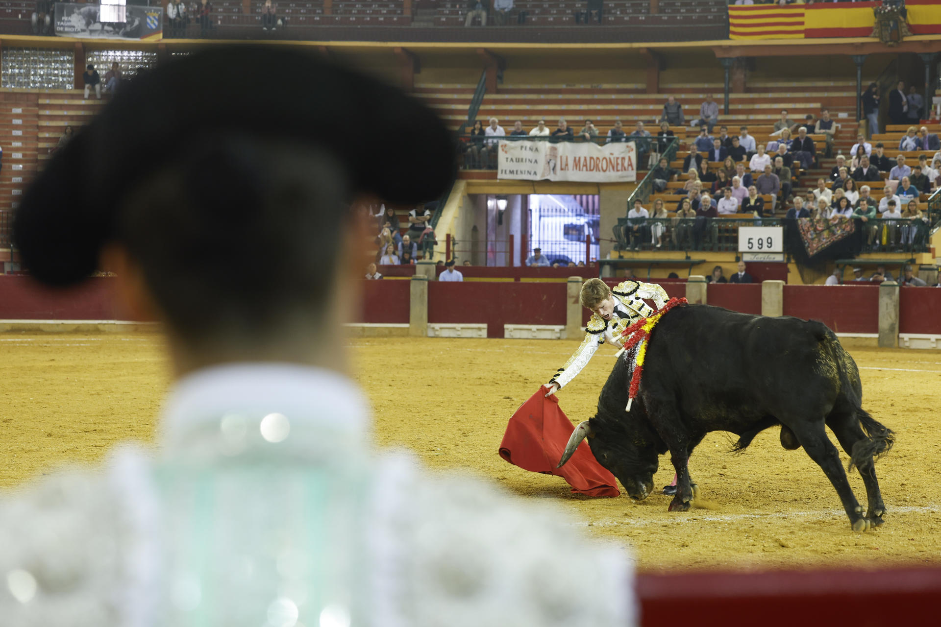 El diestro Borja Jiménez durante la corrida de toros de la Feria de San Jorge de Zaragoza celebrada en la plaza de toros de La Misericordia. EFE/Javier Cebollada