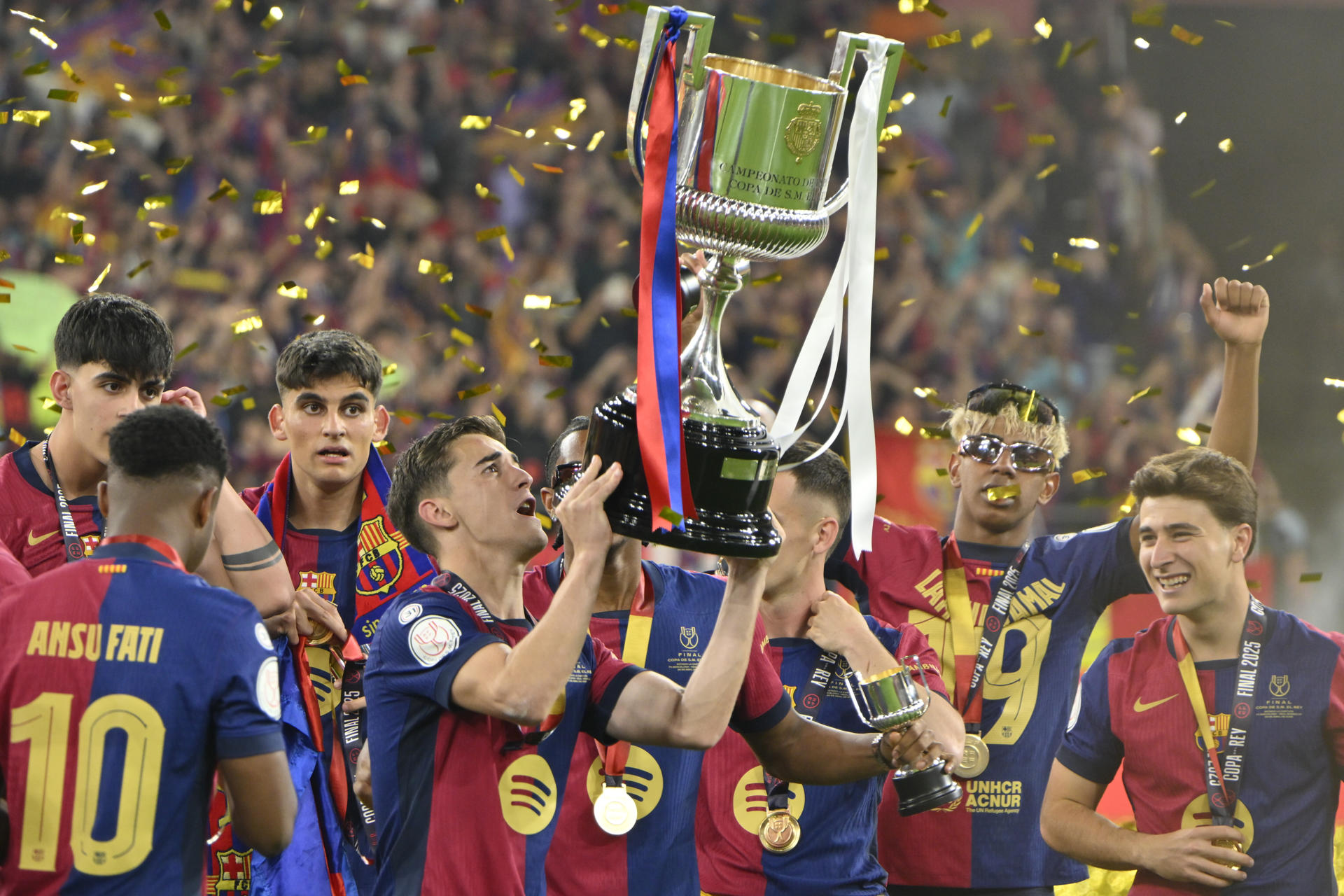 Los jugadores del FC Barcelona celebran su victoria en la final de la Copa del Rey a la finalización del encuentro que disputaron Real Madrid y FC Barcelona en el estadio de La Cartuja, en Sevilla. EFE / Raul Caro.