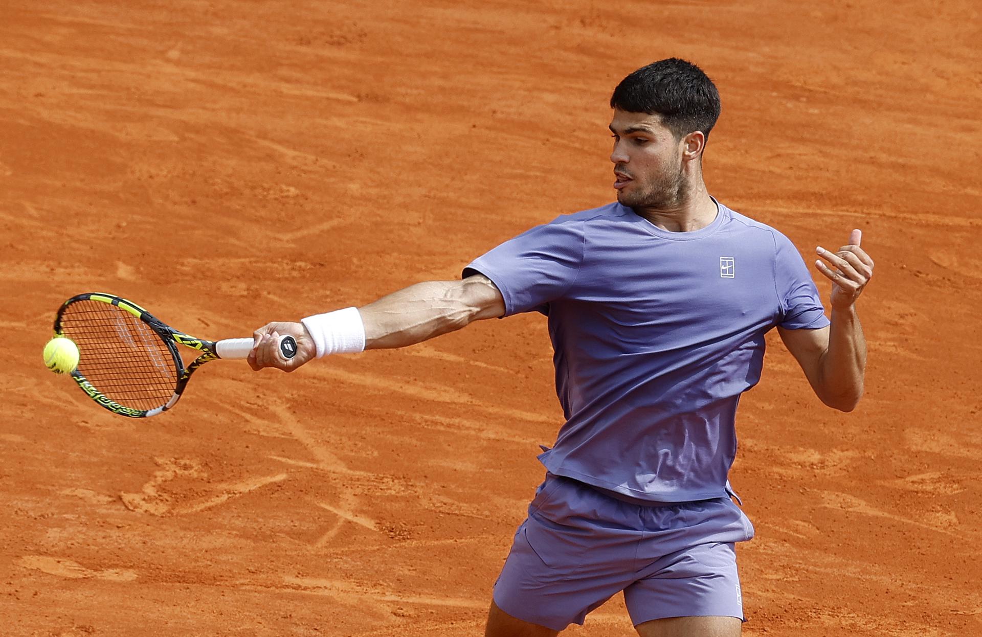 El español Carlos Alcaraz destacó el buen nivel al que se enfrentó y que mostró el francés Arthur Fils, contra el que necesitó una remontada para evitar ser eliminado y alcanzar las semifinales del torneo, donde se enfrentará a su "amigo" Alejandro Davidovich. EFE/EPA/SEBASTIEN NOGIER