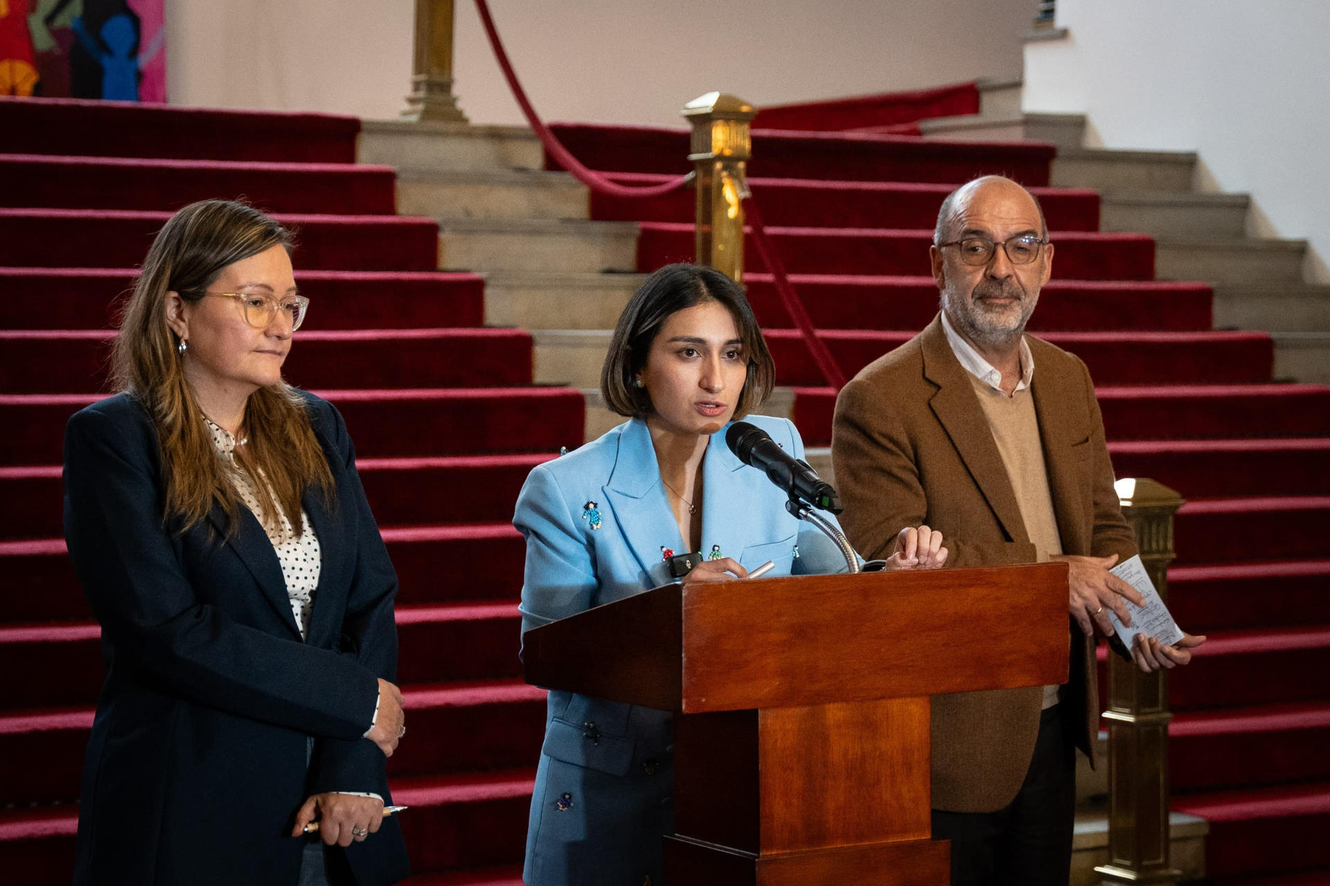 Fotografía cedida por la Cancillería de Colombia de la ministra de relaciones exteriores de Colombia, Laura Sarabia (c), hablando en una rueda de prensa este lunes, en el Palacio de San Carlos en Bogotá (Colombia). EFE/ Cancillería de Colombia
