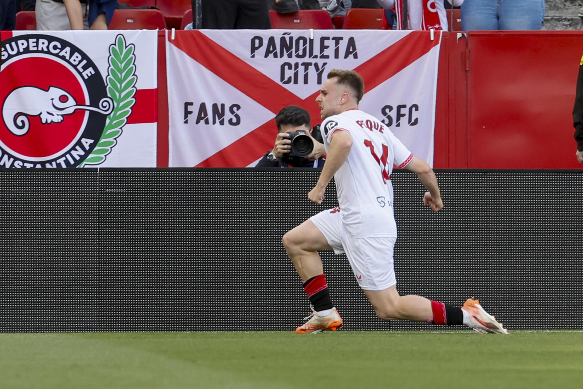 El centrocampista del Sevilla Gerard Fernández Peque celebra su gol durante el partido de la jornada 32 de LaLiga que Sevilla FC y Deportivo Alavés disputaron en el estadio Sánchez-Pizjuán, en Sevilla. EFE/José Manuel Vidal