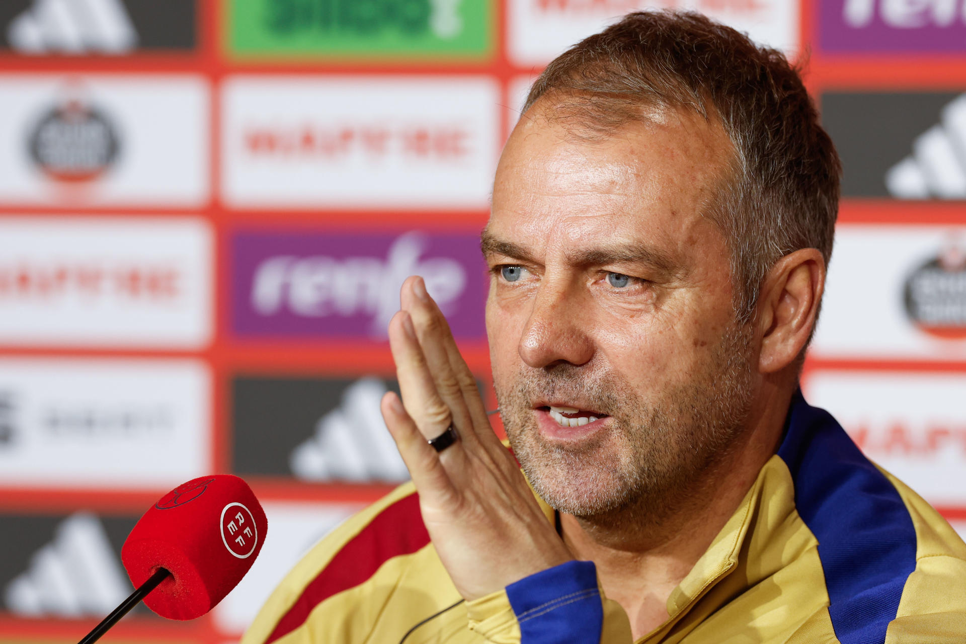 El entrenador del Barcelona, el alemán Hansi Flick, durante la rueda de prensa ofrecida este viernes en Sevilla, en la víspera de la final de la Copa del Rey de fútbol que enfrenta a su equipo al Real Madrid en el estadio de la Cartuja. EFE/ Julio Muñoz