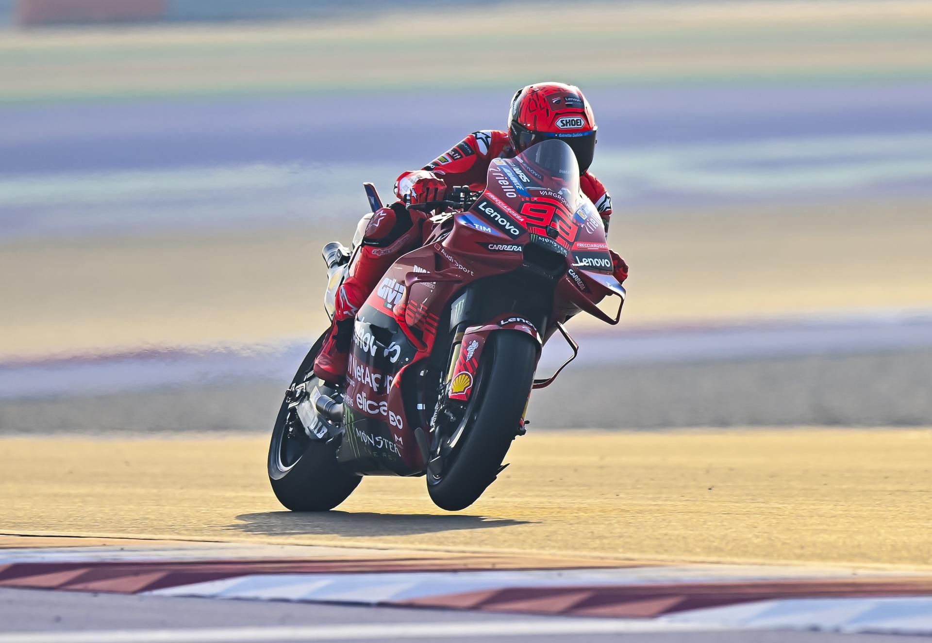 El piloto español de MotoGP, Marc Márquez, del equipo Ducati Lenovo, en acción durante los entrenamientos libres del Gran Premio de Motociclismo de Catar en el Circuito Internacional de Lusail, Catar, eeste viernes.-EFE/ Noushad Thekkayil