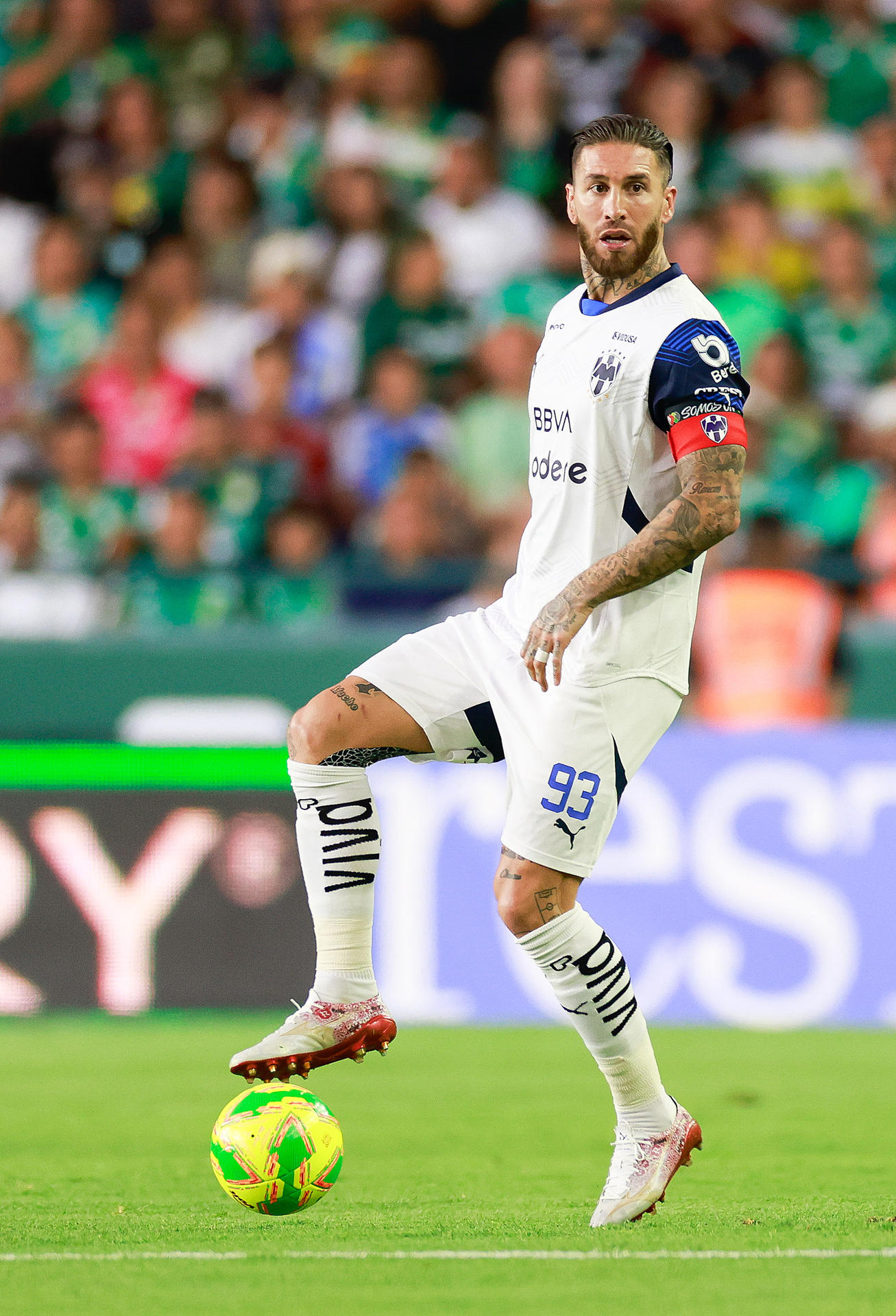 Sergio Ramos del Monterrey controla el balón en el estadio León en la ciudad de León (México). Archivo. EFE/ Luis Ramírez