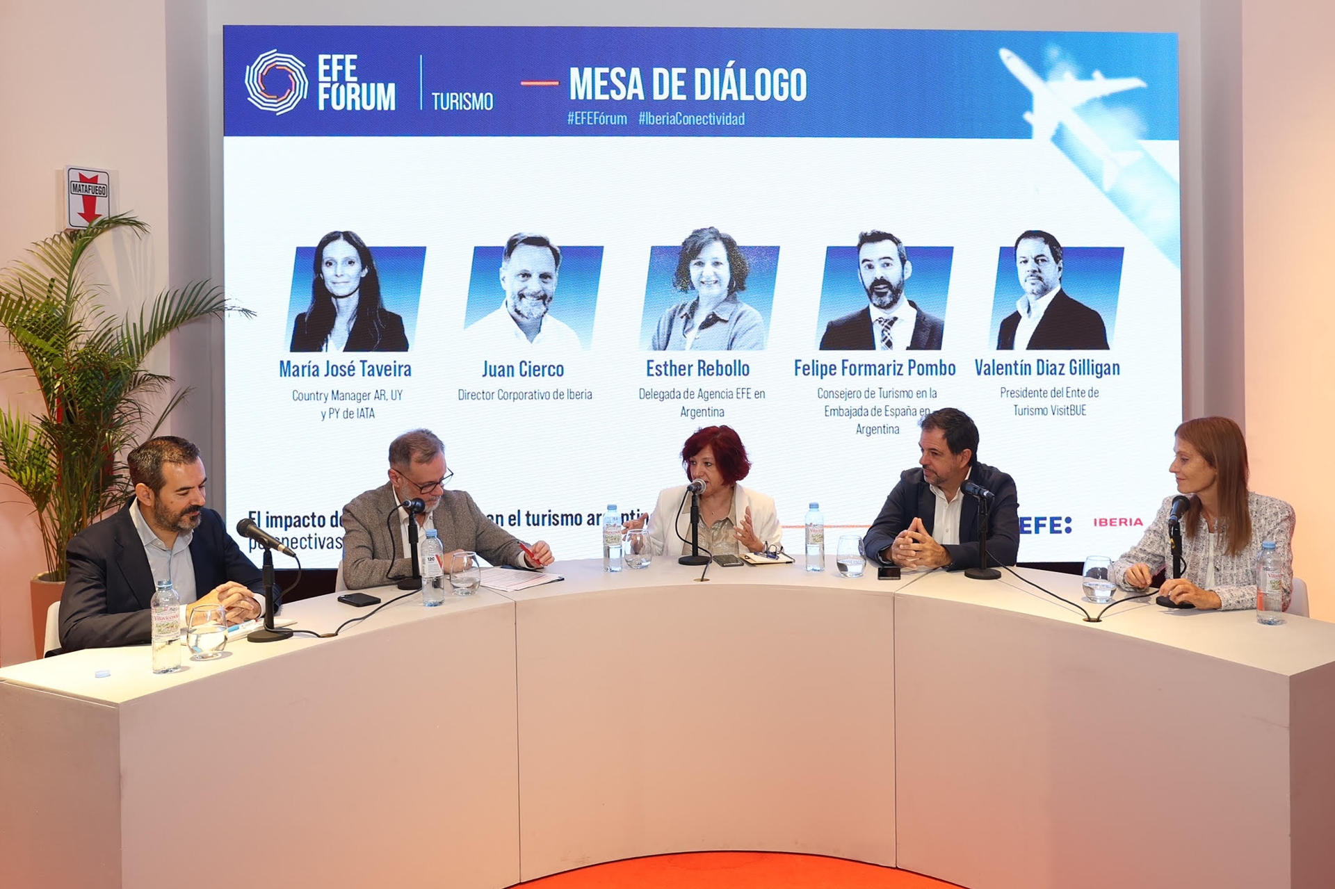 Desde la izquierda, El Consejero de Turismo en la Embajada de España en Argentina, Felipe Formariz Pombo, el director corporativo de Iberia, Juan Cierco, la delegada de la Agencia EFE en Argentina,Esther Rebollo, el presidente del Ente de Turismo VisitBUE, Valentín Diaz Gilligan,  y la Country Manager AR, UY y PY de IATA, María José Taveira, hablan durante el foro ‘El impacto del transporte aéreo en el turismo argentino: perspectivas, retos y oportunidades’ en el evento EFE Fórum en Buenos Aires (Argentina). EFE/ Juan Ignacio Roncoroni