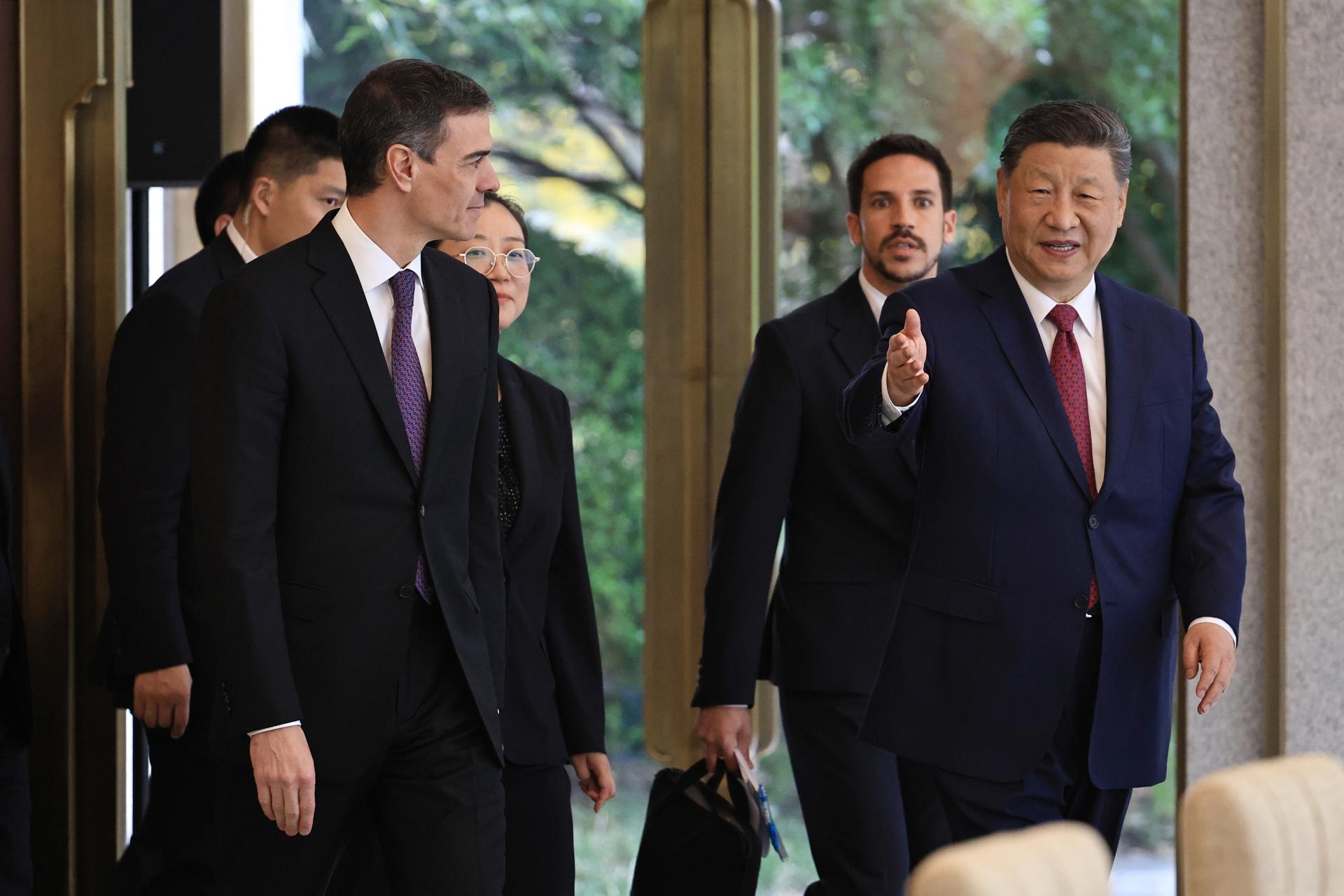El presidente chino, Xi Jinping, y el presidente del Gobierno español, Pedro Sánchez, llegan a una reunión bilateral en la Casa de Huéspedes Diaoyutai en Pekín, el 11 de abril de 2025. EFE/EPA/ANDRÉS MARTÍNEZ CASAERES / POOL