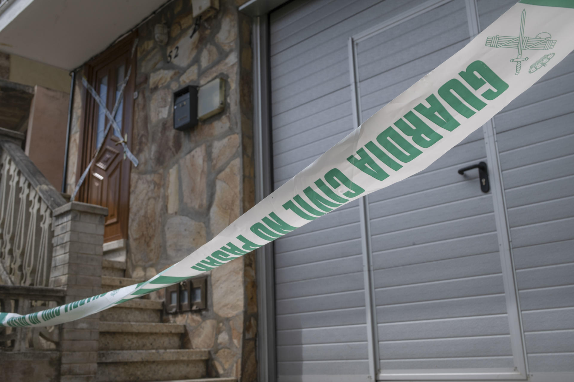 Fotografía tomada este lunes de la vivienda de As Ermidas en O Bolo (Ourense) donde se cometió el crimen de Josefa, una mujer de 76 años asesinada presuntamente por su marido en el municipio, quien sería la séptima víctima mortal por violencia de género en lo que va de año. EFE/Brais Lorenzo