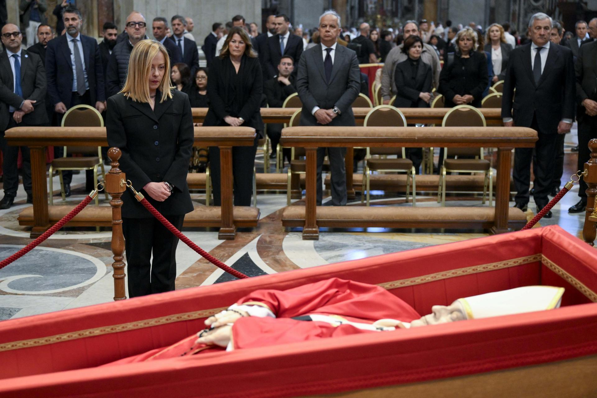 - Una imagen proporcionada por el Vaticano muestra a la Primera Ministra italiana Giorgia Meloni rindiendo homenaje al Papa Francisco dentro de la Basílica de San Pedro, Ciudad del Vaticano, 23 de abril de 2025. Los fieles y bienhechores podrán presentar sus respetos al líder espiritual, que falleció el 21 de abril de 2025, a los 88 años, hasta su funeral el 26 de abril en la plaza frente a la basílica. (Papá) EFE/EPA/MEDIA DEL VATICANO MATERIAL DE MANO USO EDITORIAL SOLAMENTE/SIN VENTAS