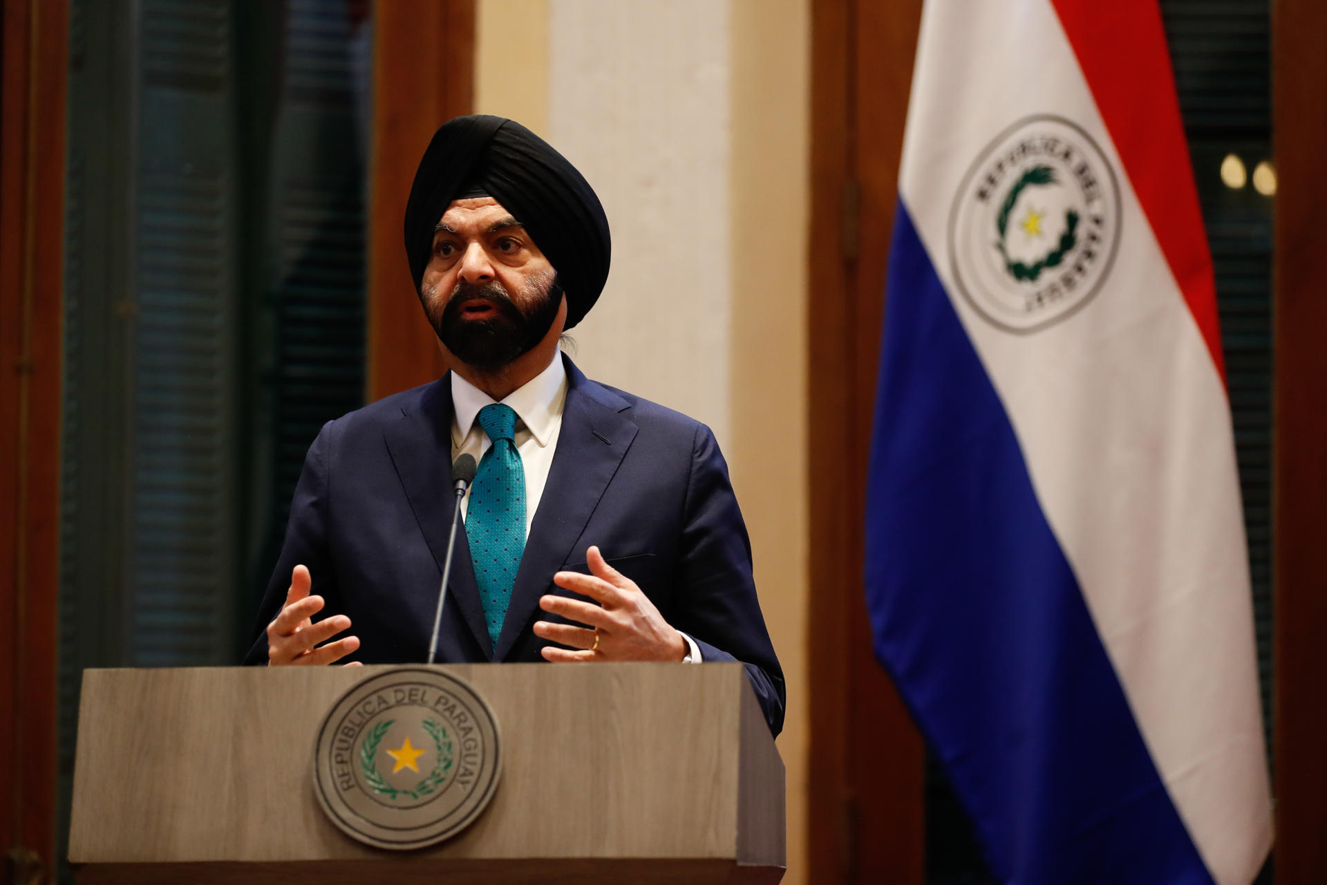 El presidente del Banco Mundial, Ajay Banga, habla durante una rueda de prensa este martes, en el Palacio de López en Asunción (Paraguay). EFE/ Juan Pablo Pino