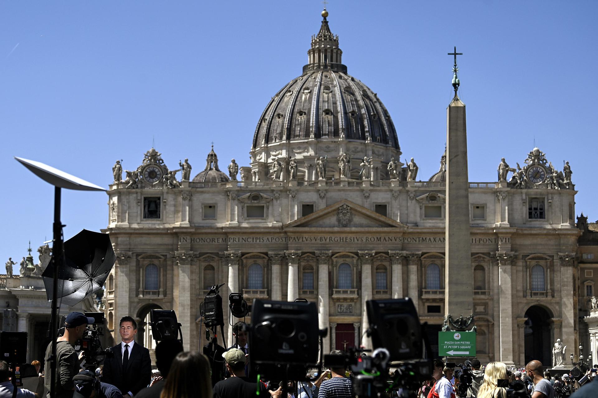 Periodistas en la Plaza de San Pedro durante la primera congregación general de cardenales tras la muerte del Papa Francisco, en la Ciudad del Vaticano, 22 de abril de 2025. El Papa Francisco falleció el 21 de abril de 2025 a la edad de 88 años, según la Santa Sede. Nacido Jorge Mario Bergoglio en Buenos Aires, Argentina, el 17 de diciembre de 1936, fue nombrado líder de la Iglesia Católica el 13 de marzo de 2013, sucediendo al Papa Emérito Benedicto XVI. (Papa, Santa Sede) EFE/EPA/RICCARDO ANTIMIANI