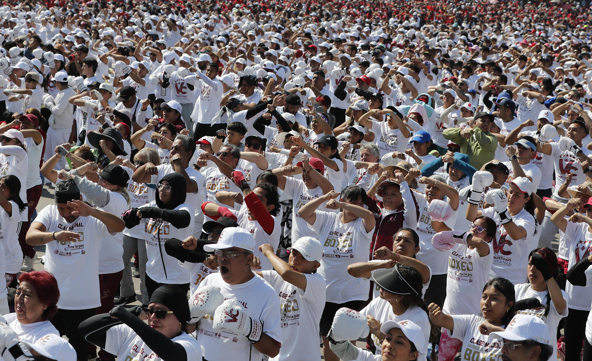 Miles de personas participaron en el arranque masivo de una Clase Nacional de Boxeo 2025, impartida este domingo en la plancha del Zócalo, de la Ciudad de México (México). EFE/Mario Guzmán