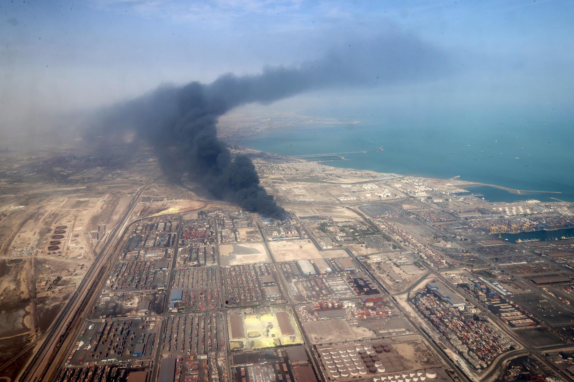 Foto facilitada por la Oficina Presidencial de Irán que muestra una columna de humo que sale del puerto de Rajai, en la ciudad de Bandar Abás, en el sur de Irán, el 27 de abril de 2025. EFE/EPA/IRANIAN PRESIDENCY HANDOUT HANDOUT EDITORIAL USE ONLY/NO SALES