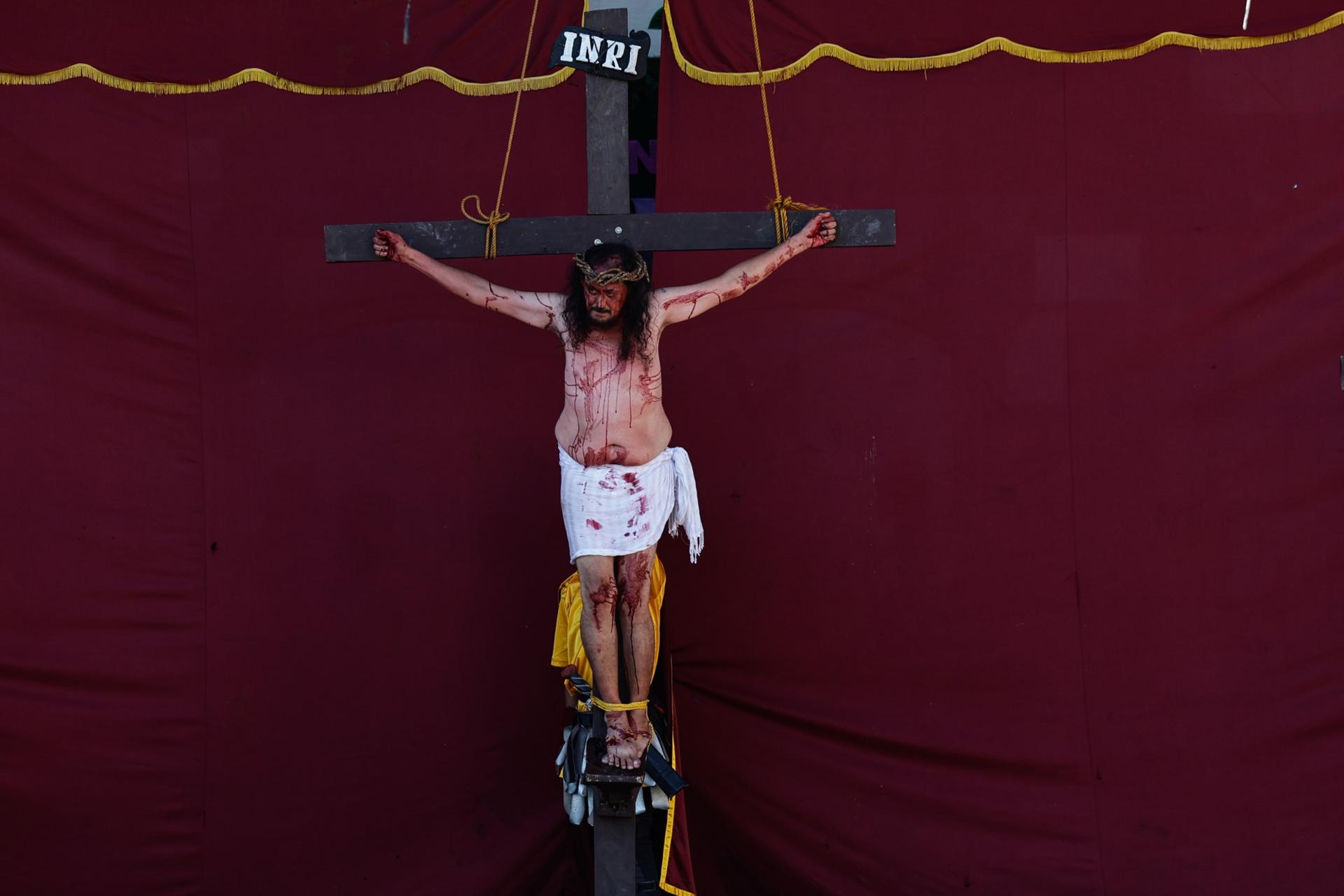 Paete (Filipinas).- Un feligrés católico representa la crucifixión de Jesucristo en la ciudad de Paete, provincia de Laguna, Filipinas, el 17 de abril de 2025, durante la Semana Santa. EFE/EPA/ROLEX DELA PENA