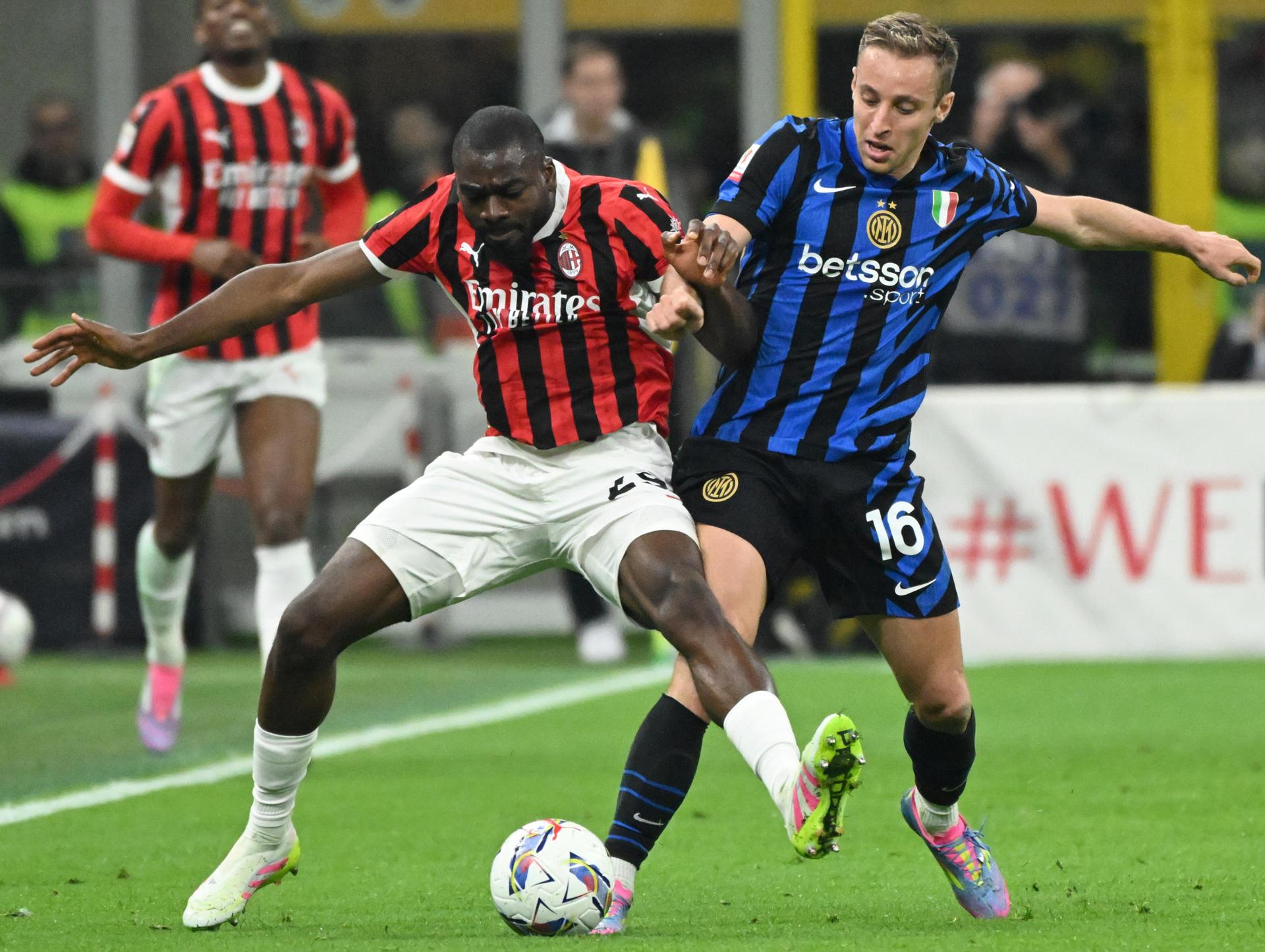 El jugador del Inter Milan Davide Frattesi (d) y el del AC Milan Youssouf Fofana durante el partido de la Copa Italia, ida, que han jugado C Milan e Inter Milan en el Giuseppe Meazza Stadium de Milan, Italia. EFE/EPA/DANIEL DAL ZENNARO