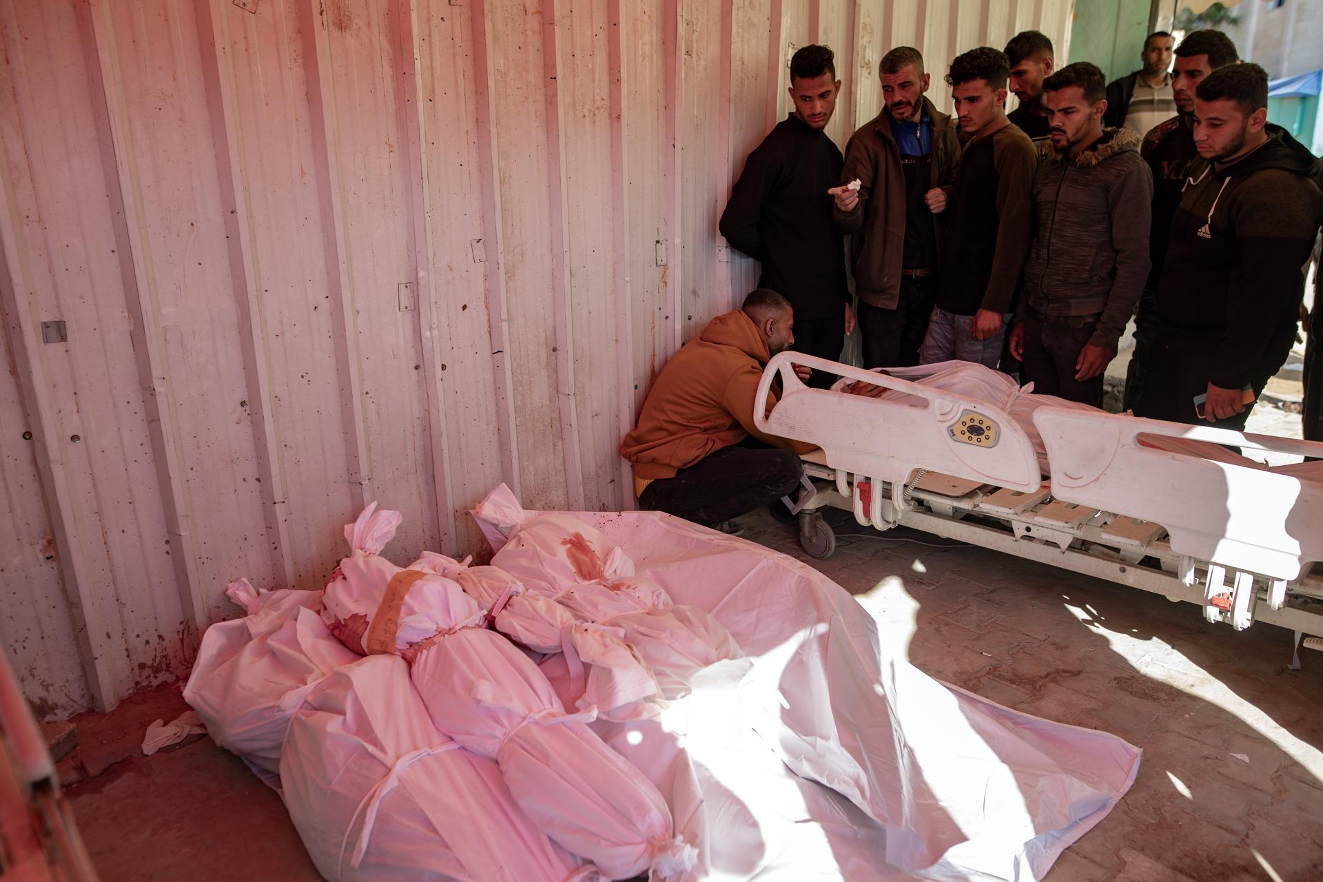Palestinos junto a los cuerpos de sus familiares muertos en un bombardeo israelí en Jabalia, en el norte de la Franja de Gaza, el 18 de abril de 2025. EFE/EPA/HAITHAM IMAD