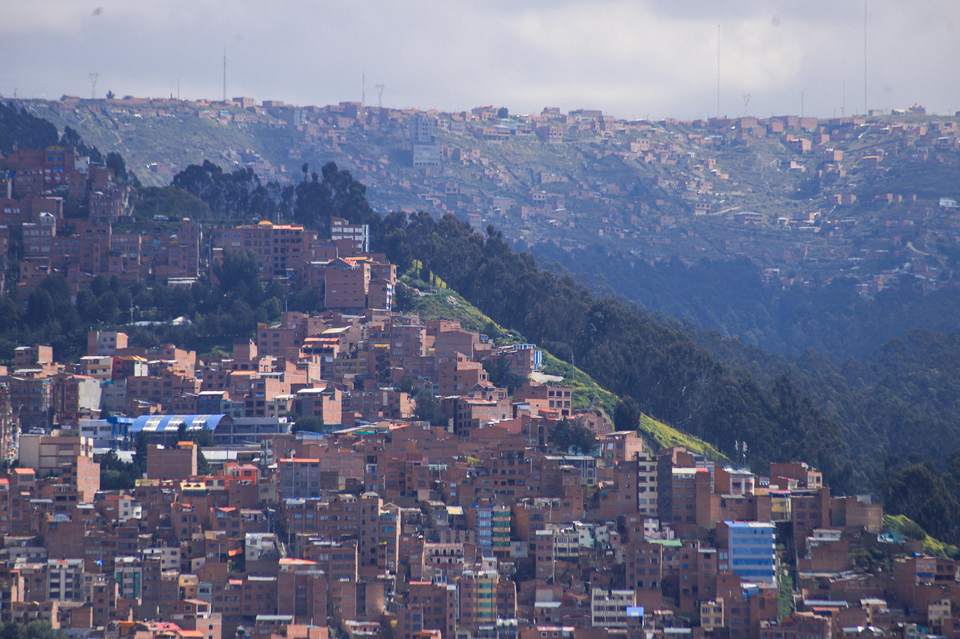 Fotografía de una ladera este lunes, en La Paz (Bolivia). Investigadores de la Universidad de Zúrich (UZH) y la boliviana Universidad Privada de Santa Cruz (UPSA) avanzan un estudio para explorar la relación entre la saturación de oxígeno durante el sueño y las funciones cognitivas de adolescentes que viven a más de 3.600 metros de altitud. EFE/ Gabriel Márquez