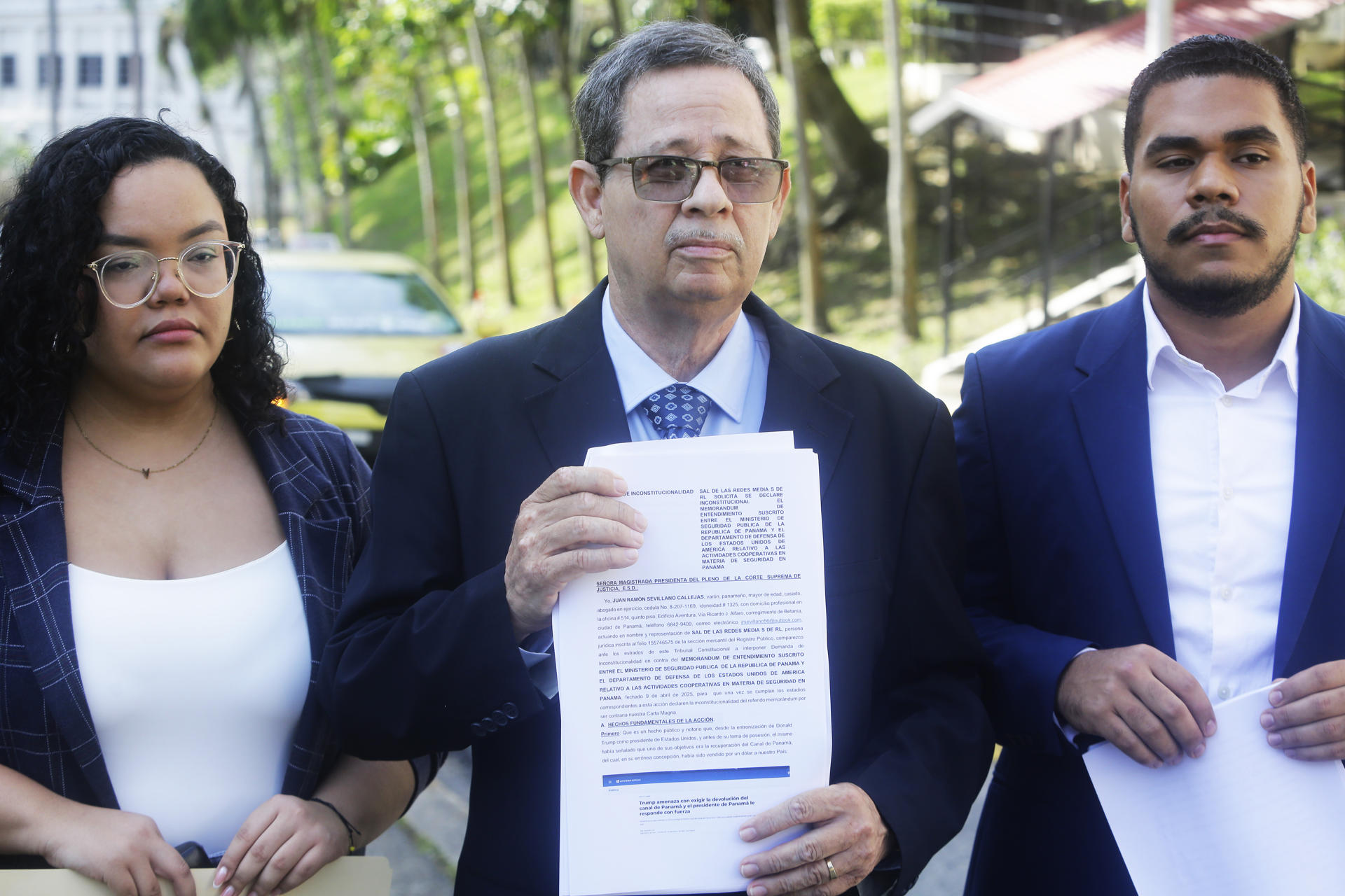 El integrante del ente civil Sal de las Redes, Juan Ramón Sevillano, sostiene un documento este miércoles, a las afueras de la Corte Suprema de Justicia (CSJ) en la Ciudad de Panamá (Panamá). EFE/ Carlos Lemos