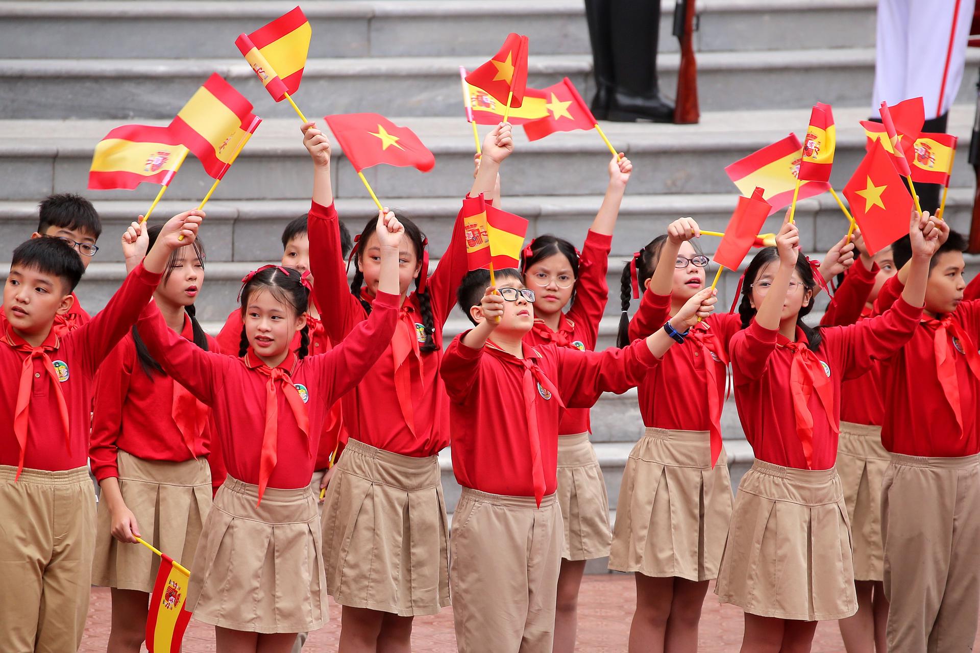 Niños vietnamitas con las banderas de España y Vietnam por la visita del presidentes español, Pedro Sánchez.
EFE/EPA/LUONG THAI LINH