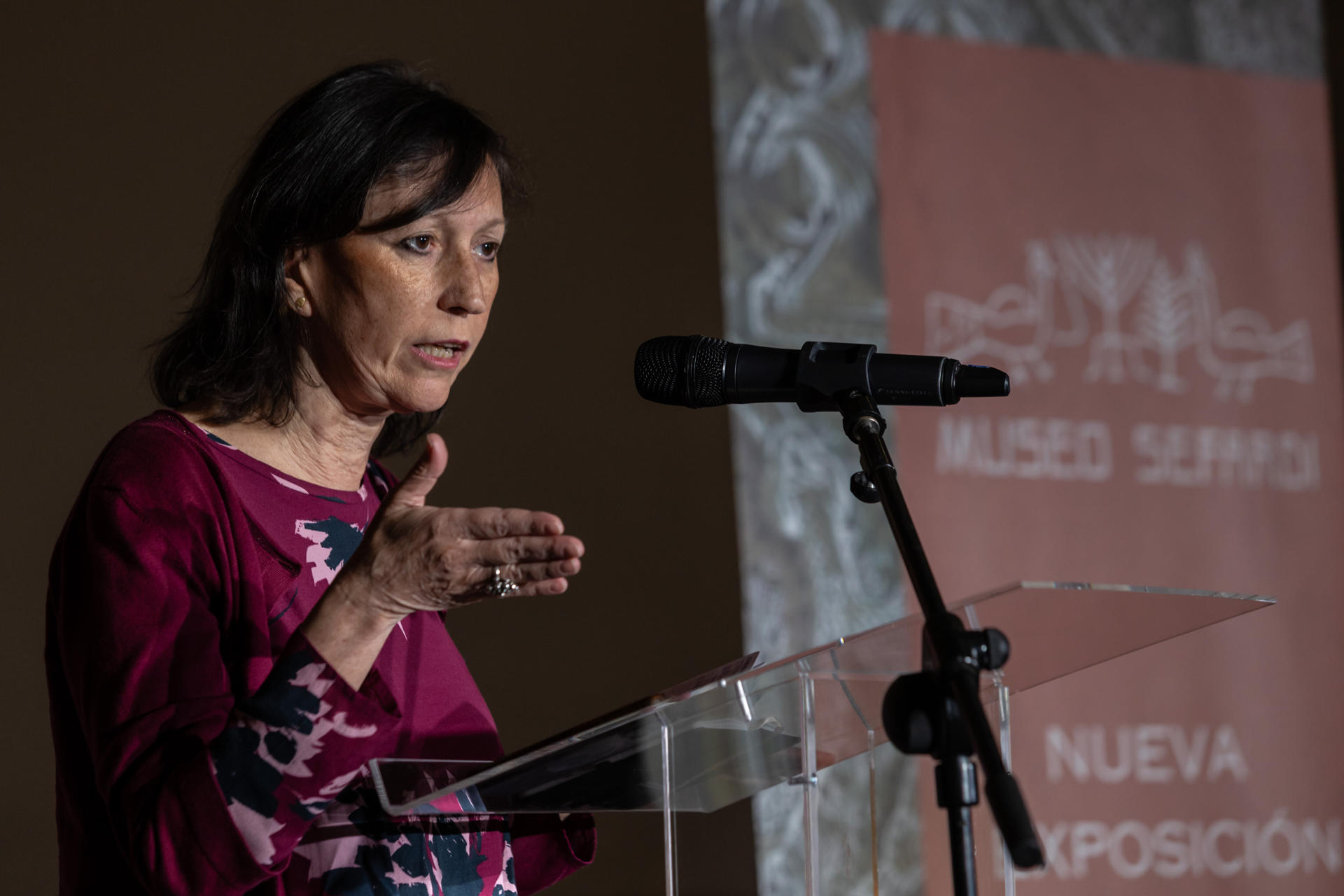 La directora general de Patrimonio Cultural y Bellas Artes, Ángeles Albert, interviene durante la presentación de la renovación integral de la exposición permanente del Museo Sefardí, este lunes. El Museo Sefardí, en Toledo, ha estrenado este lunes la renovación integral de su exposición permanente después de cuatro años de reforma, con la que renace con un nuevo discurso expositivo adaptado al siglo XXI para acercar "el mensaje imprescindible de la convivencia, la multiculturalidad y las minorías en el patrimonio histórico español". EFE/ Ángeles Visdómine