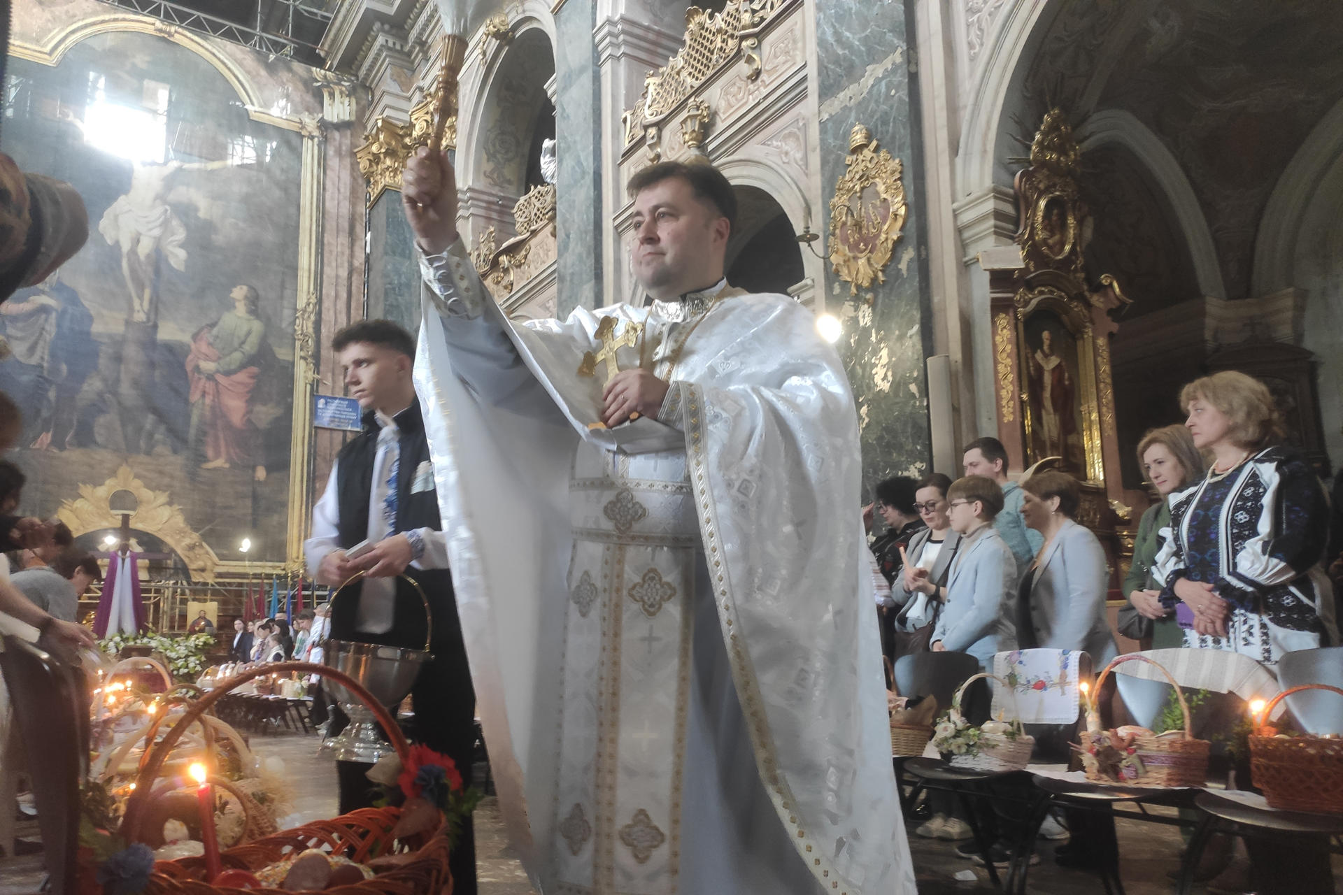 Bendición de las cestas con alimentos tradicionales de Pascua en la Iglesia de la guarnición de San Pedro y San Pablo en Leópolis. EFE/ Rostyslav Averchuk