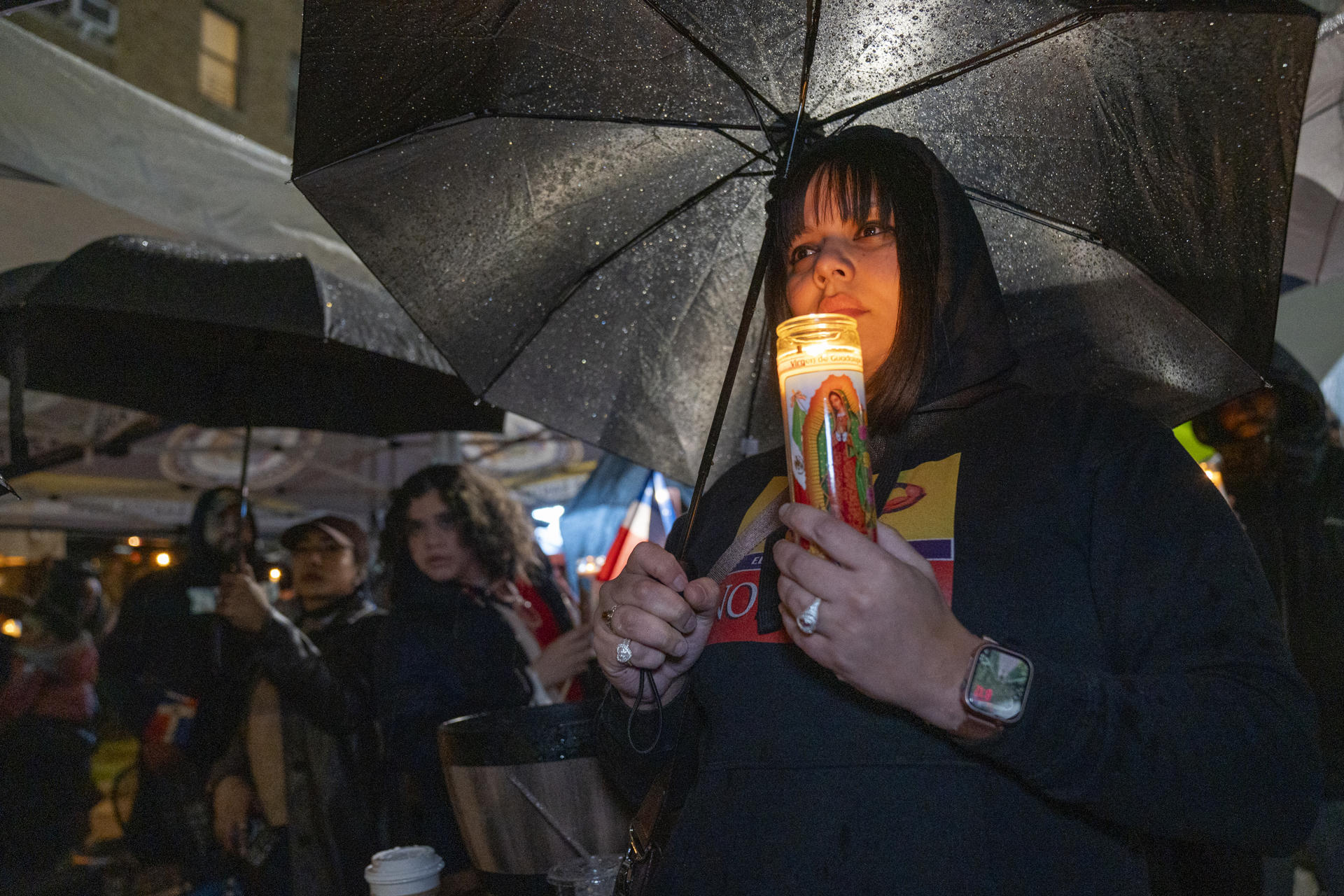 Personas participan en una vigilia este viernes, en la plaza Quisqueya en Nueva York (Estados Unidos). Decenas de personas se reunieron para hacer una vigilia y orar por las víctimas de la discoteca Jet Set de República Dominicana. EFE/ Ángel Colmenares