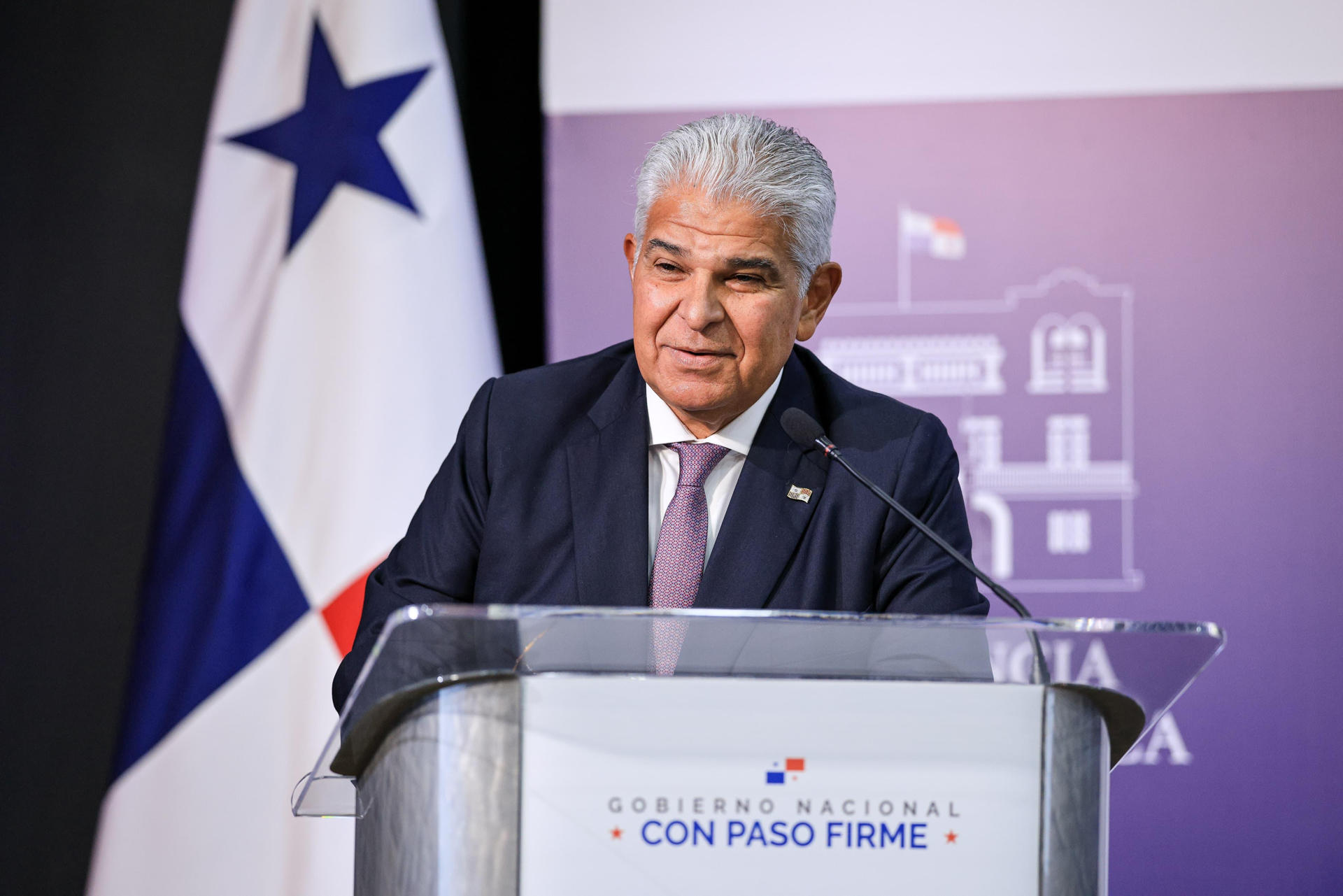 Fotografía cedida por el Gobierno de Panamá que muestra al presidente panameño, José Raúl Mulino, hablando durante una rueda de prensa este jueves, en Ciudad de Panamá (Panamá). EFE/ Gobierno de Panamá