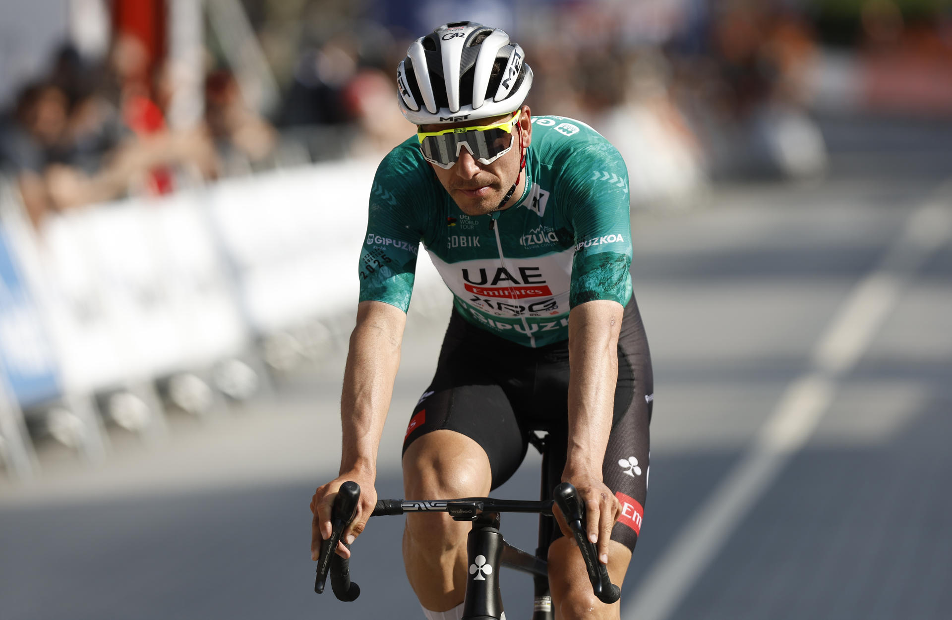El ciclista Joao Almeida, del equipo UAE Team Emirates XRG, se ha impuesto este jueves en la meta de la cuarta etapa de la Itzulia Basque Country o Vuelta ciclista al País Vasco. EFE/ Miguel Toña