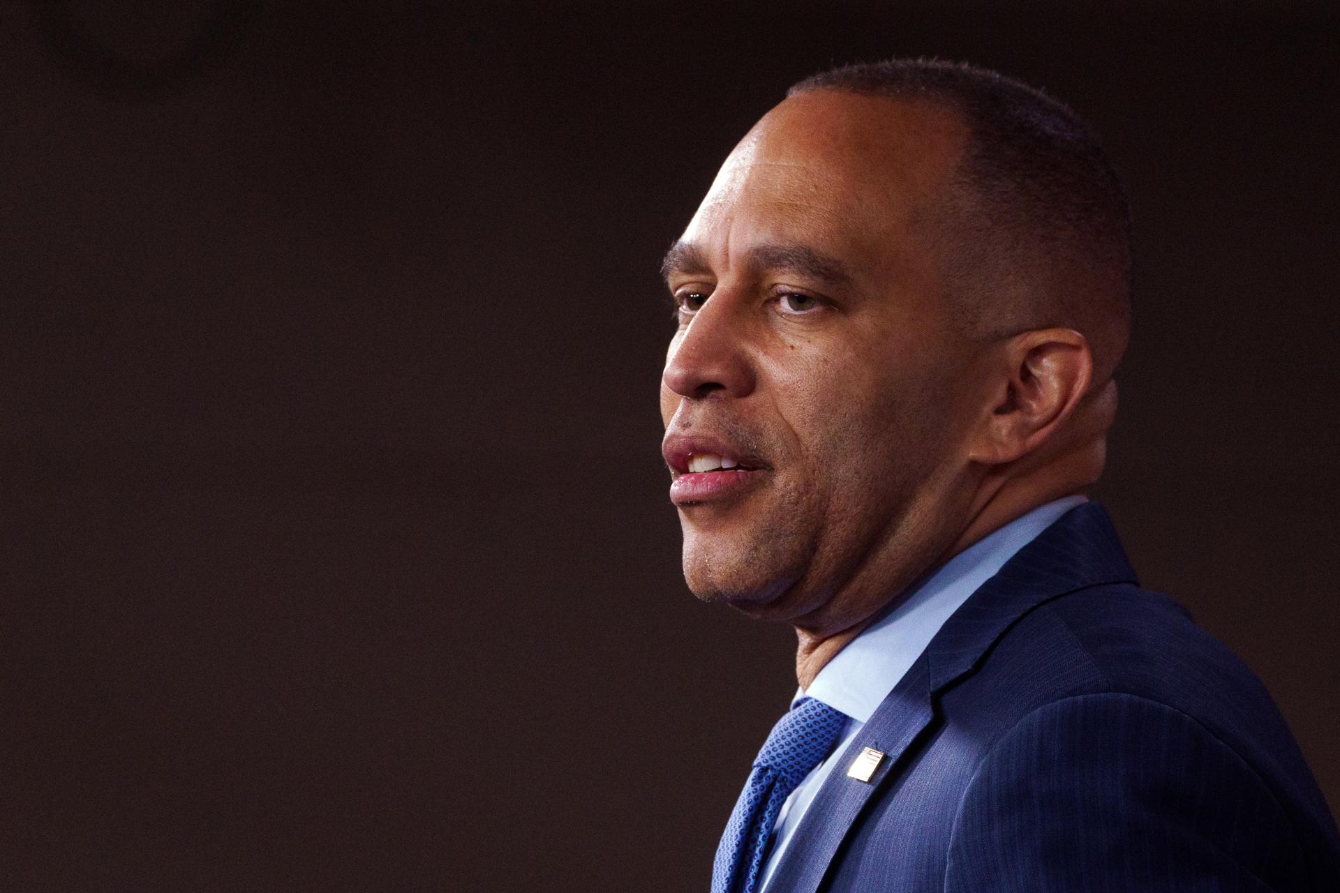 El líder de la minoría en la Cámara de Representantes de Estados Unidos, el demócrata Hakeem Jeffries, habla en el Capitolio. EFE/EPA/WILL OLIVER