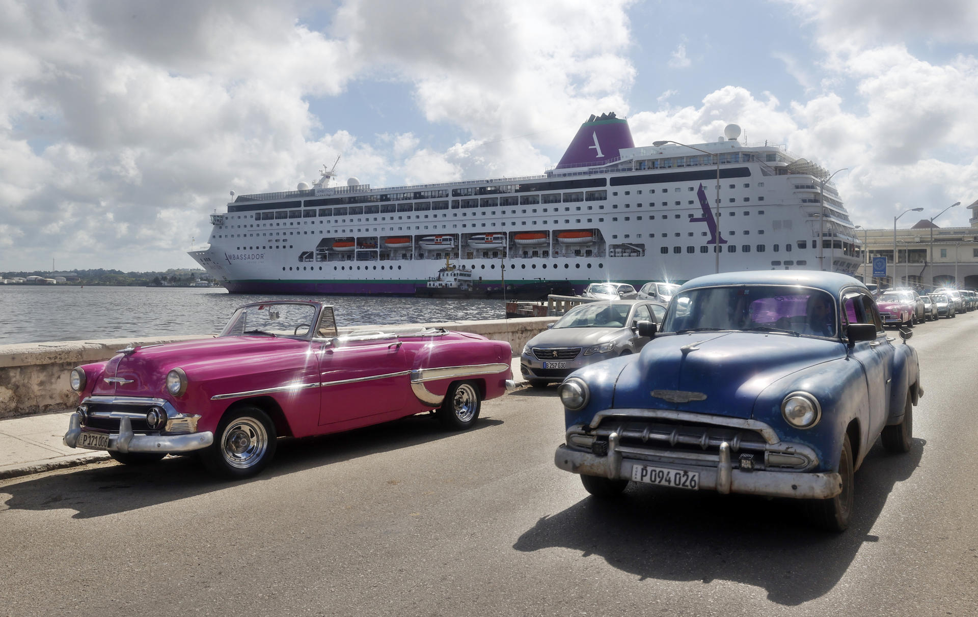 Fotografía de archivo en donde se ve un crucero turístico arribando al puerto de La Habana (Cuba). EFE/Ernesto Mastrascusa