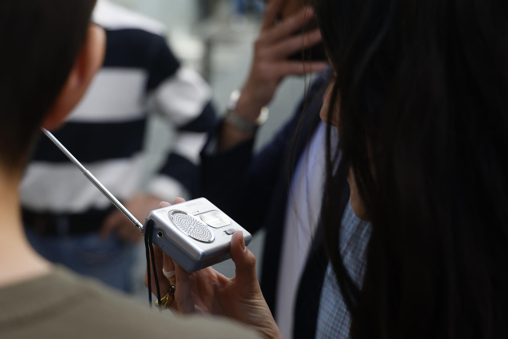 Una mujer escucha la radio durante el apagón en el suministro eléctrico. EFE/ Blanca Millez