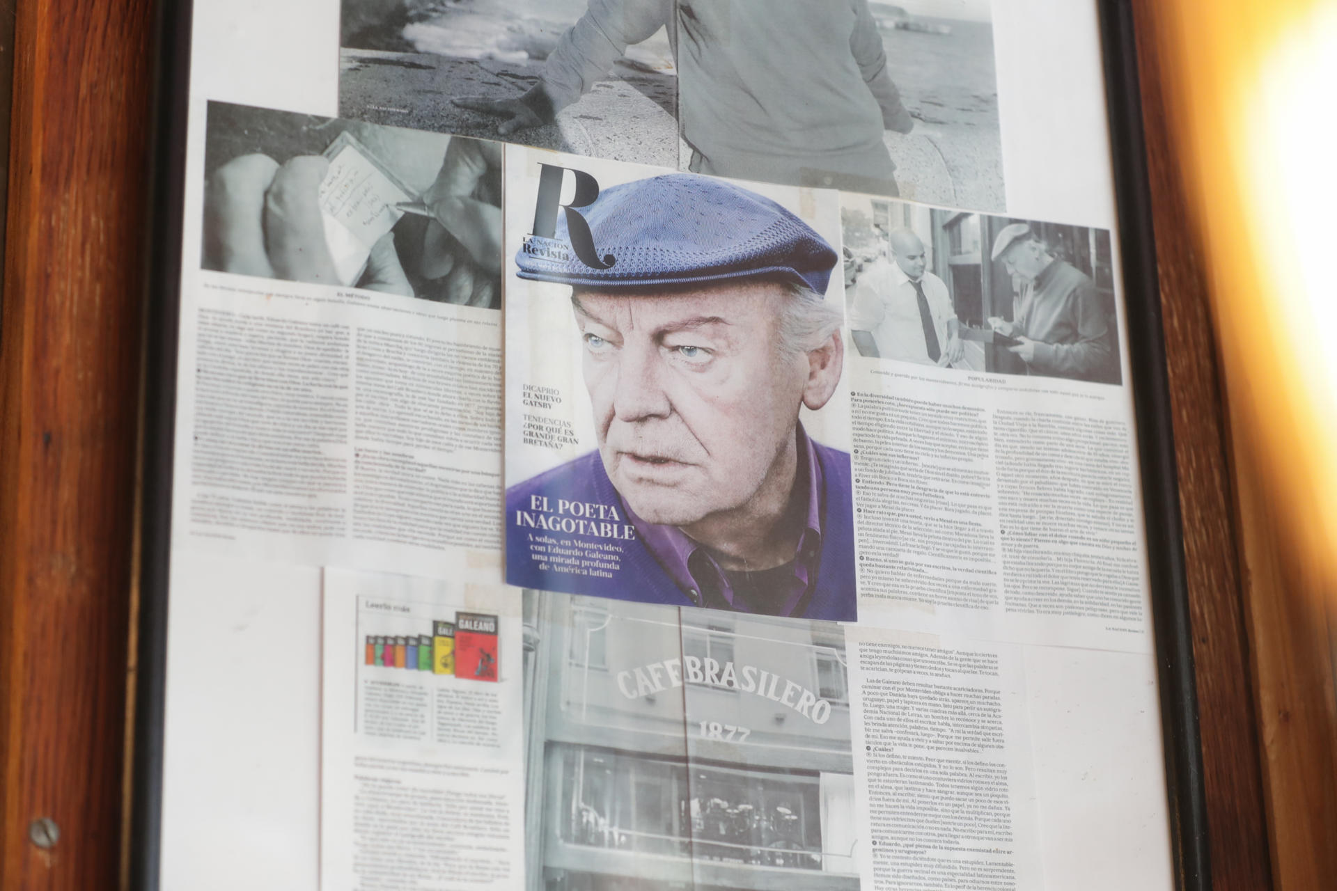 Fotografía del 9 de abril de 2025 de un cuadro con una imagen del escritor uruguayo Eduardo Galeano en el interior del Café Brasilero, en Montevideo (Uruguay). EFE/ Alejandro Prieto