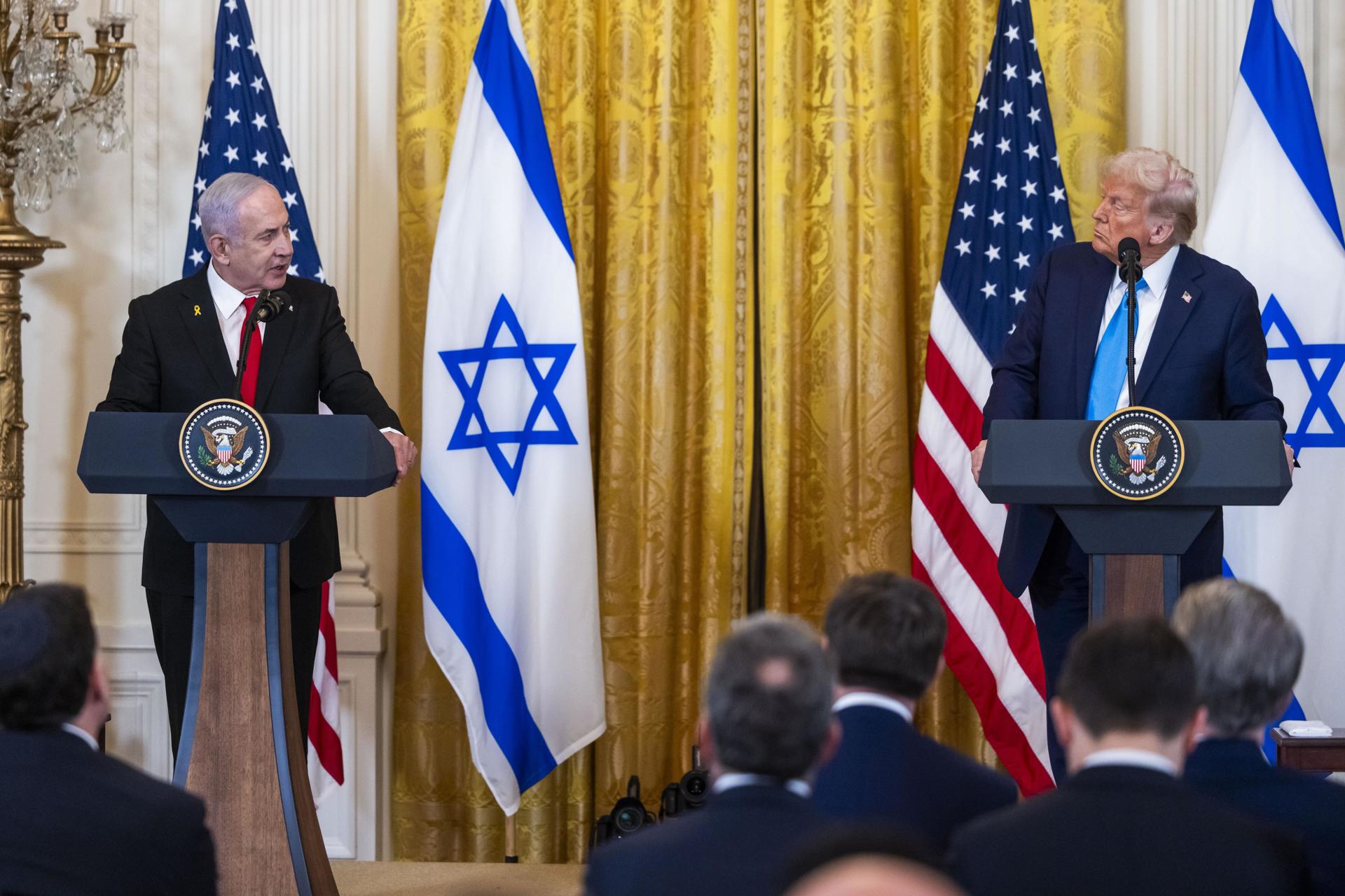 Fotografía de archivo del presidente de EE.UU., Donald Trump (d), y el primer ministro israelí, Benjamin Netanyahu (i), en Washington, DC, EE.UU. EFE/JIM LO SCALZO / POOL