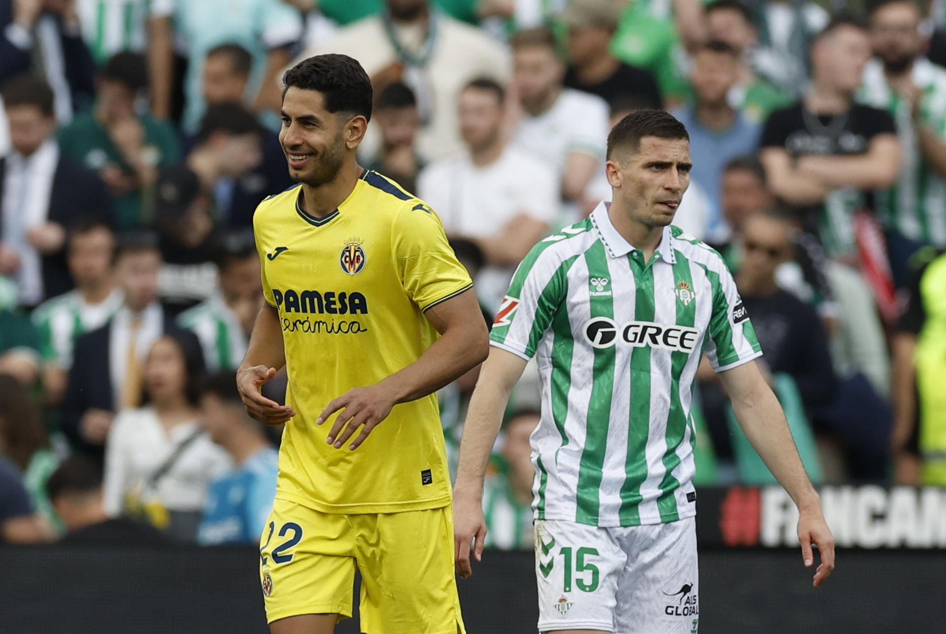 - El delantero del Villarreal Ayoze Pérez (i) tras marcar el segundo gol del equipo este domingo, durante el partido de la jornada 31 de LaLiga EA Sports, entre el Real Betis Balompié y el Villarreal CF, en el estadio Benito Villamarín de Sevilla. EFE/ Julio Muñoz