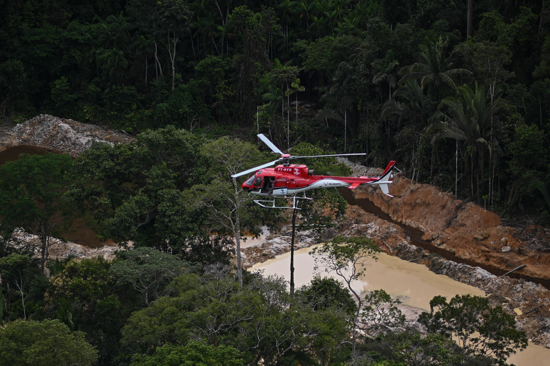 Fotografía de archivo de un operativo de restitución de tierras ocupadas por mineros ilegales en una de las zonas más conflictivas de la Amazonia brasileña, en la Floresta Ambiental Itaituba II (Brasil). EFE/André Borges