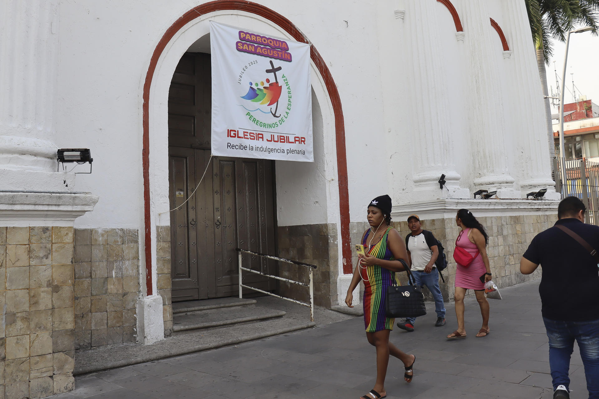 Una migrante camina frente a una iglesia este jueves en el municipio de Tapachula en Chiapas (México). EFE/Juan Manuel Blanco