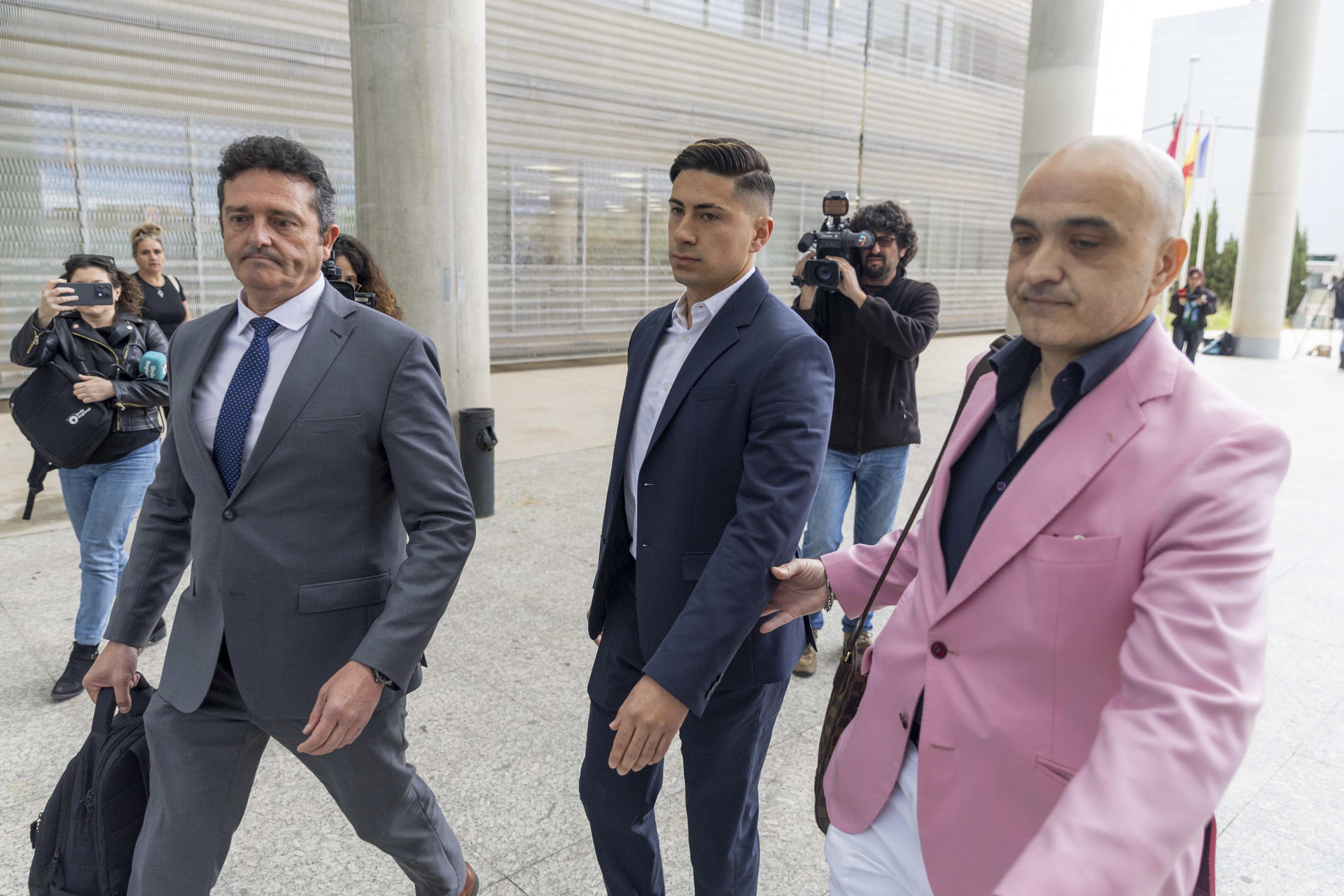 El gerente de la discoteca de Murcia Fonda Milagros Daniel Ramirez (c), acompañado por su abogado, este martes a su llegada a los juzgados de la Ciudad de la Justicia de Murcia. Los propietarios de las dos discotecas incendiadas en Murcia en 2023 en las que fallecieron 13 personas se han negado este martes a declarar como investigados de posibles delitos contra los derechos de los trabajadores y pedirán la comparecencia de nuevos testigos para tratar de esclarecer las condiciones de los empleados de los locales. EFE/ Marcial Guillen