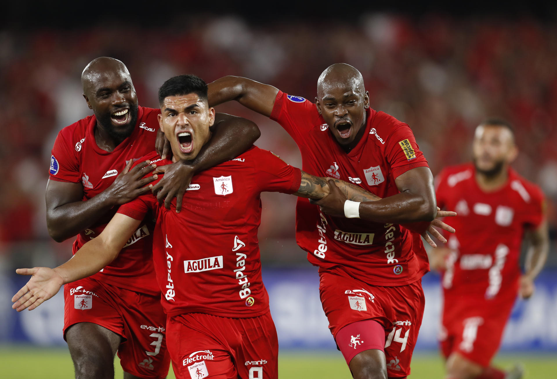 Luis Ramos Leiva (2-i) de América celebra un gol en un partido de la fase de grupos de la Copa Sudamericana. EFE/ Ernesto Guzmán Jr